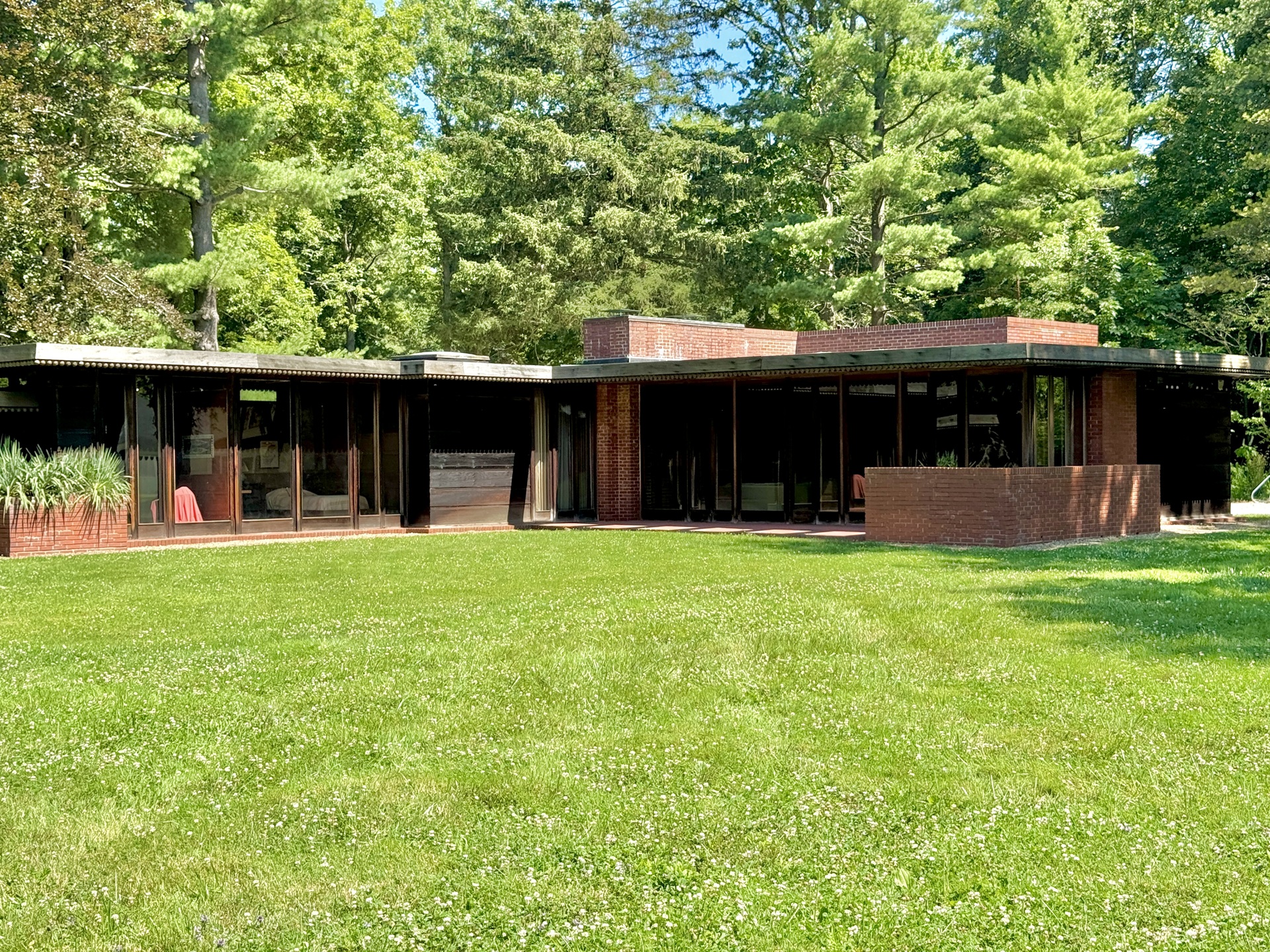 Vista da Casa Weltzheimer/Johnson, projetada por Frank Lloyd Wright em estilo usoniano e construída entre 1948 e 1949 em Oberlin, Ohio