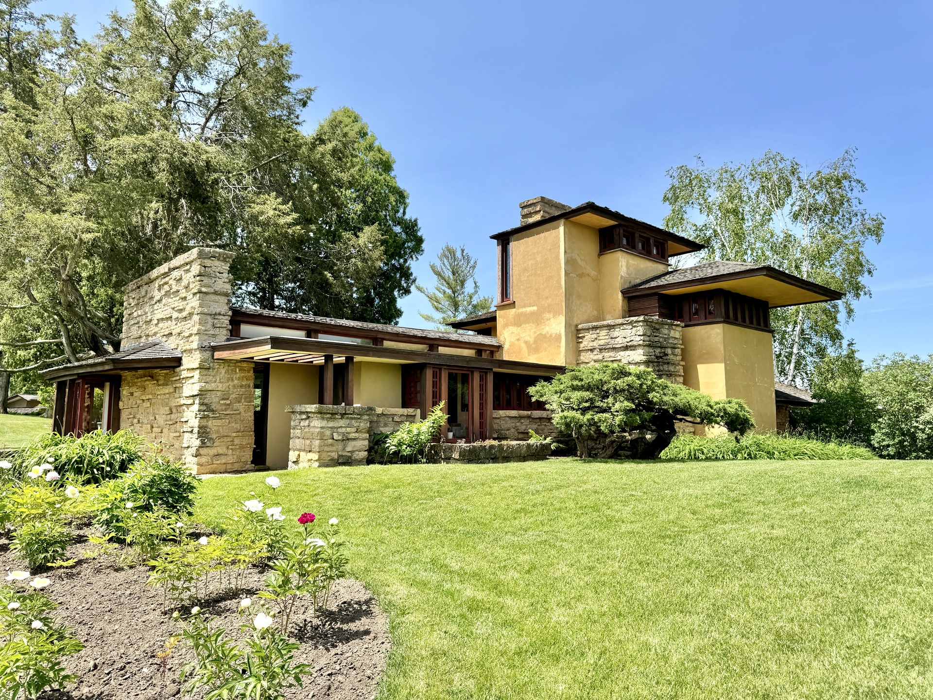 Fachada de Taliesin, residência e estúdio de Frank Lloyd Wright em Spring Green, Wisconsin. A imagem mostra o uso de pedra local, volumes assimétricos e integração com o terreno, refletindo os princípios da arquitetura orgânica desenvolvida pelo arquiteto