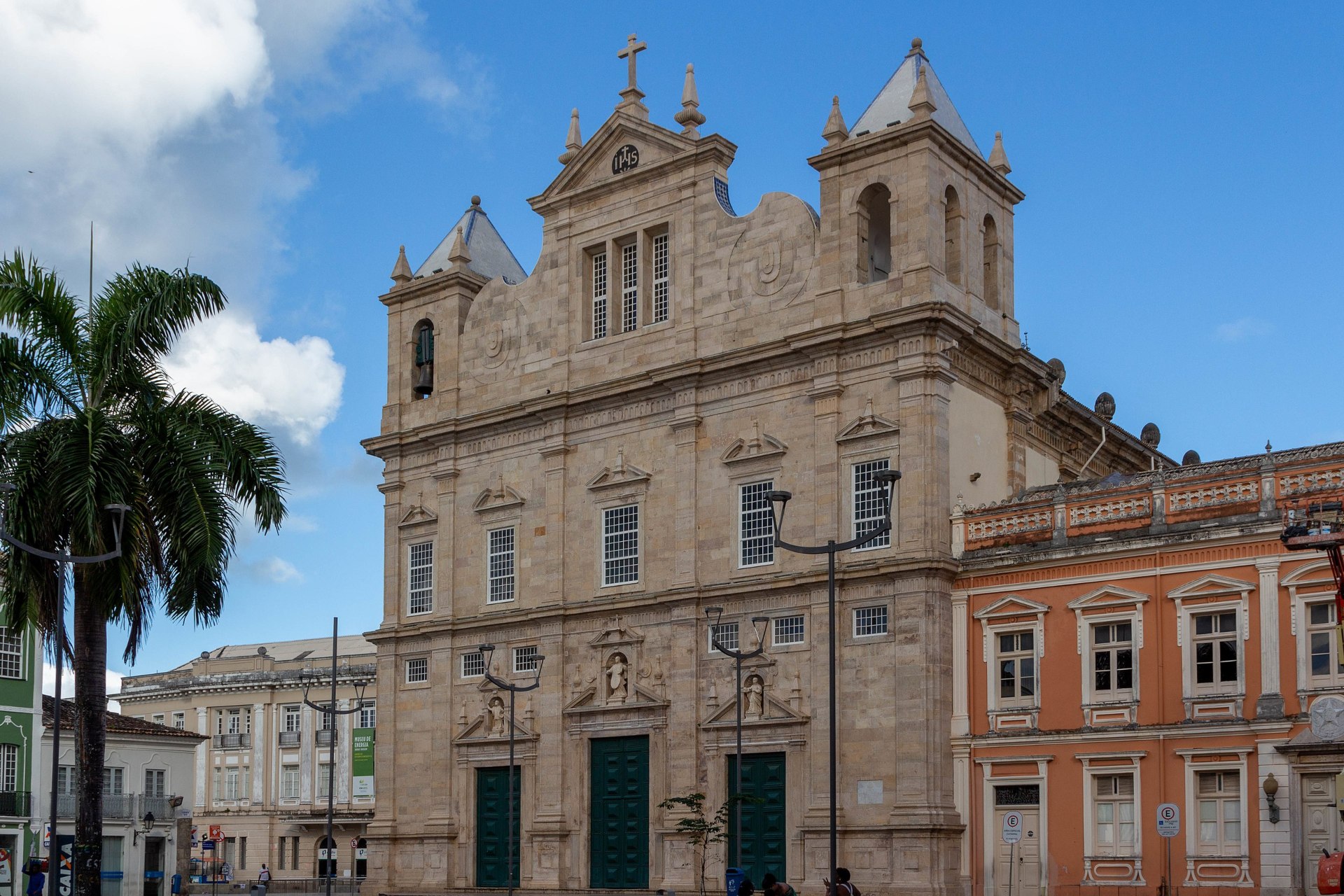 Fachada frontal da Catedral‑Basílica Primacial de São Salvador da Bahia: construção colonial de pedra de lioz com três portais, nichos contendo estátuas de Santo Inácio de Loyola, São Francisco Xavier e São Francisco de Borja, e duas torres sineiras, em estilo maneirista português