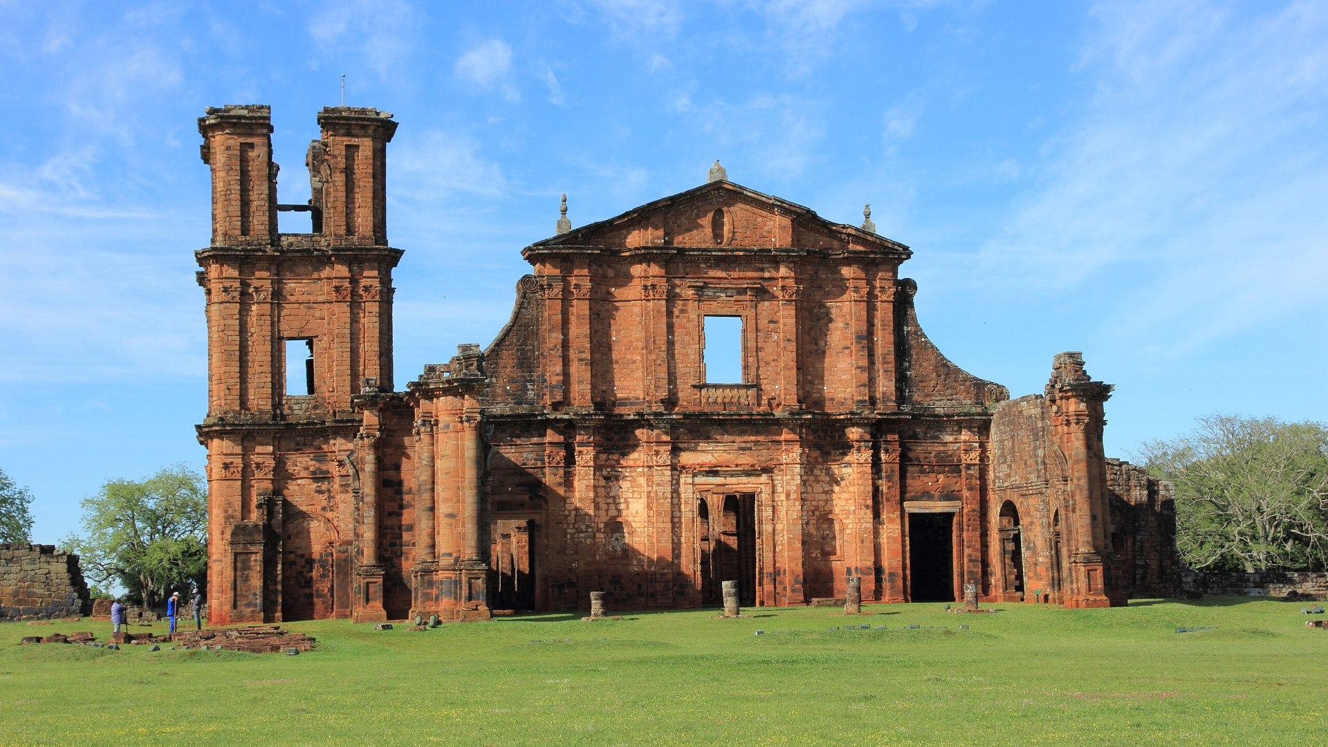 Ruínas da Igreja de São Miguel Arcanjo, no Sítio Arqueológico de São Miguel Arcanjo, em São Miguel das Missões (RS). A imagem destaca a fachada da igreja, construída em pedra arenito, com torres e detalhes arquitetônicos em estilo barroco