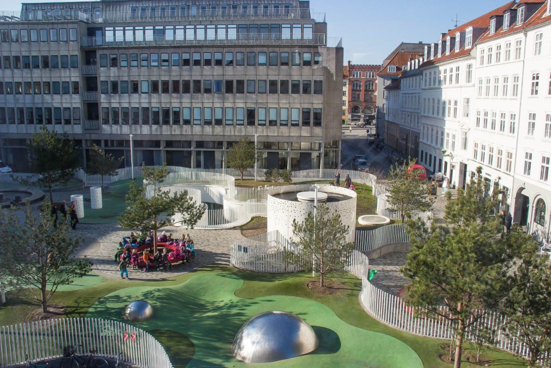 Hauser Plads em Copenhague, Dinamarca, playground urbano