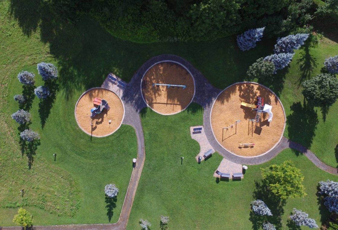 vista aérea de parque infantil moderno
