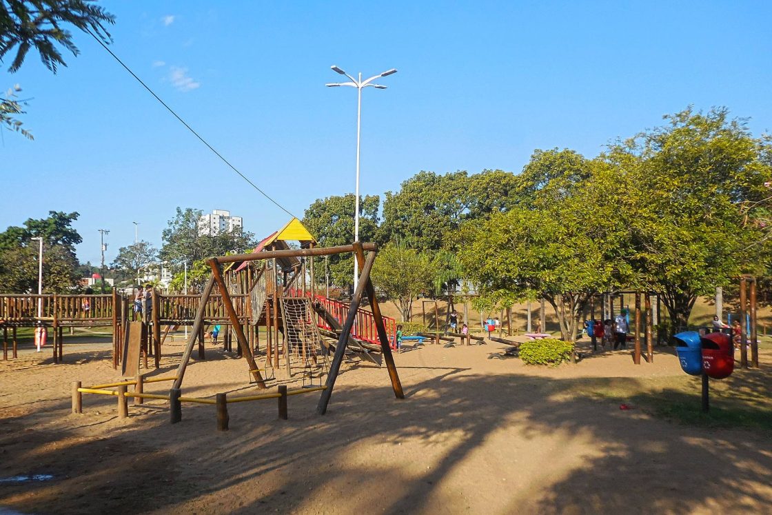 Playground com materiais naturais no Parque Ipanema, em Ipatinga, MG