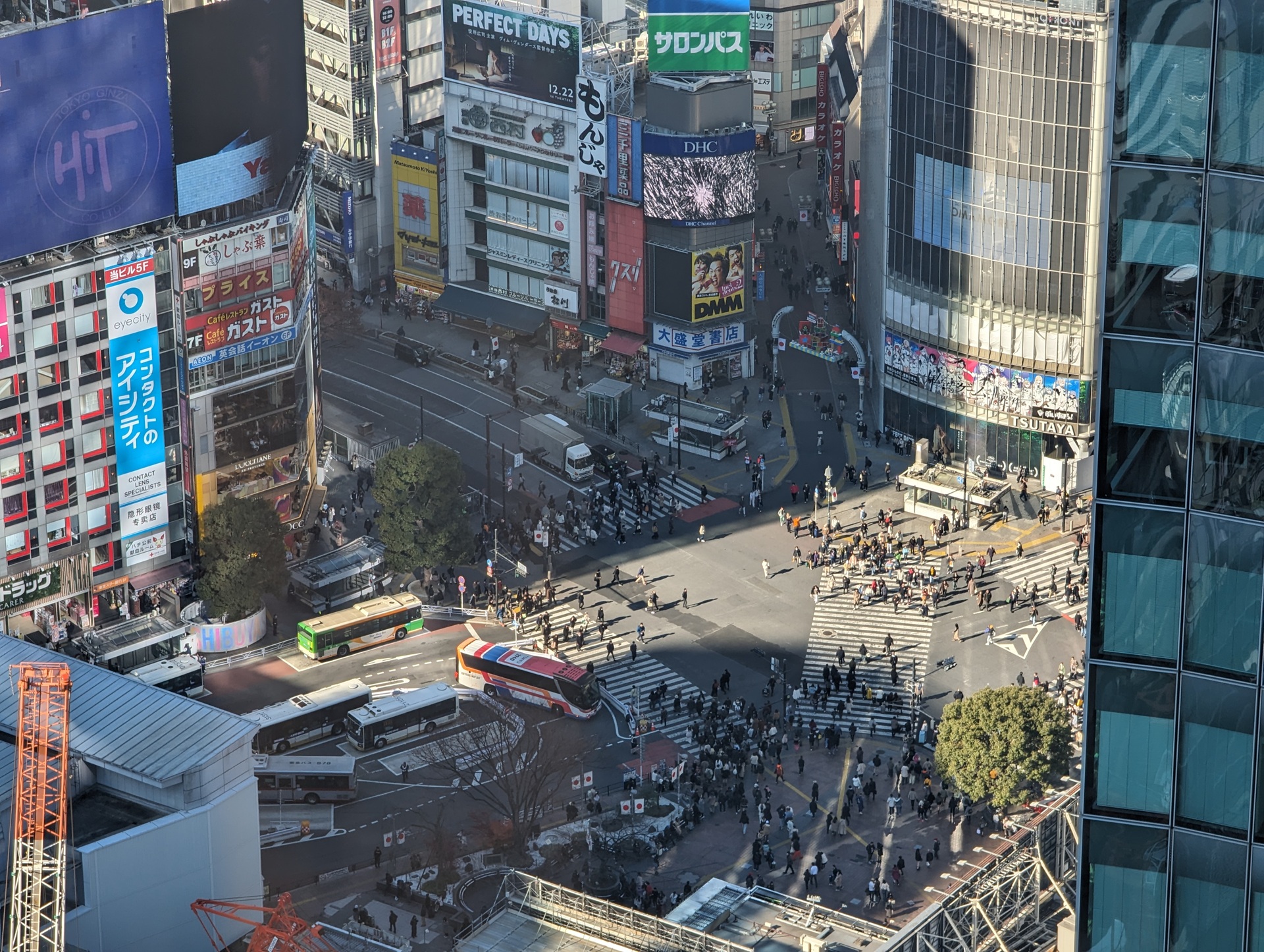 Cruzamento de Shibuya, em Tóquio, Japão — conhecido como a travessia diagonal mais movimentada do mundo, onde milhares de pedestres se deslocam simultaneamente em todas as direções, simbolizando a organização, fluidez e modernidade do espaço público japonês