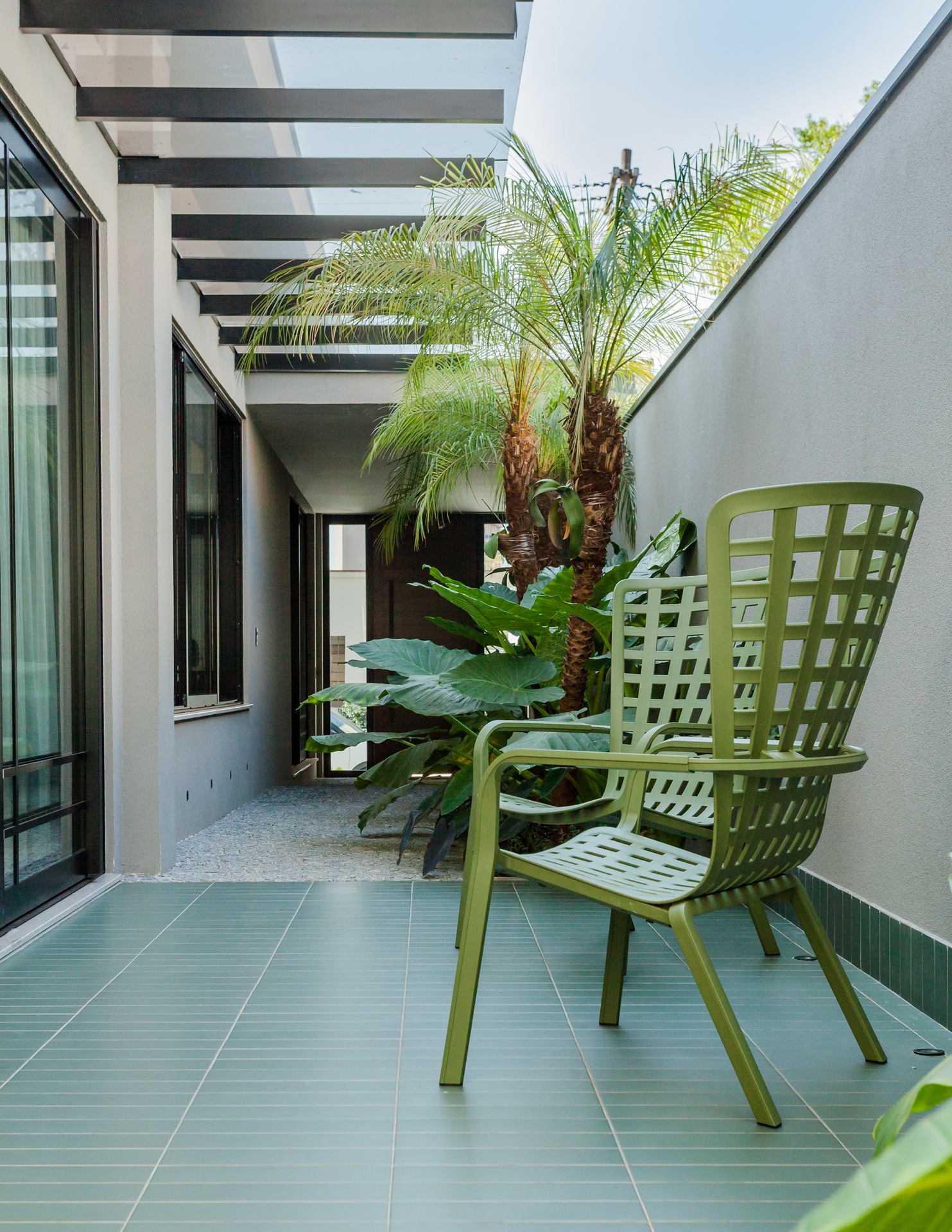 Área externa com cobertura e piso verde