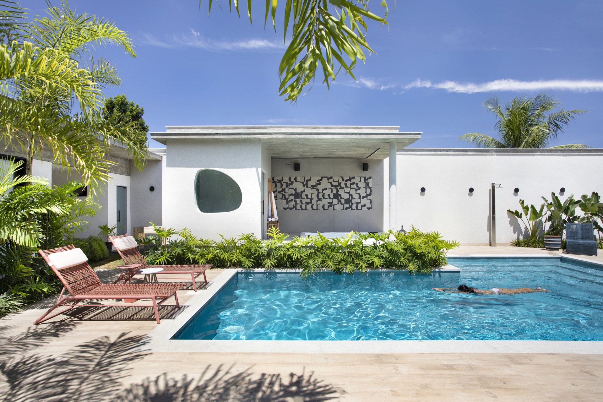 Área com piscina e porcelanato amadeirado no entorno