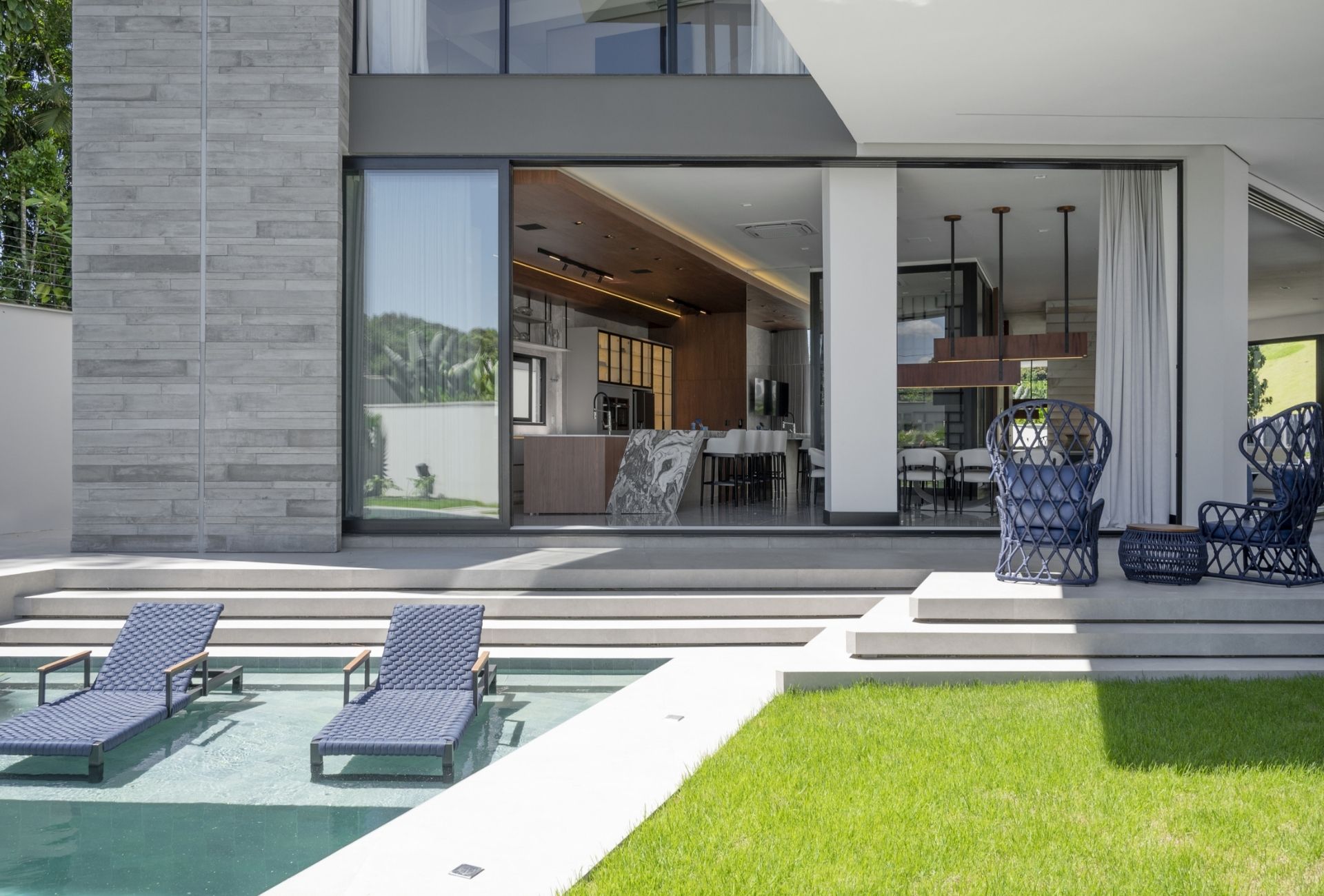 Poltronas azuis utilizadas na área externa da residência