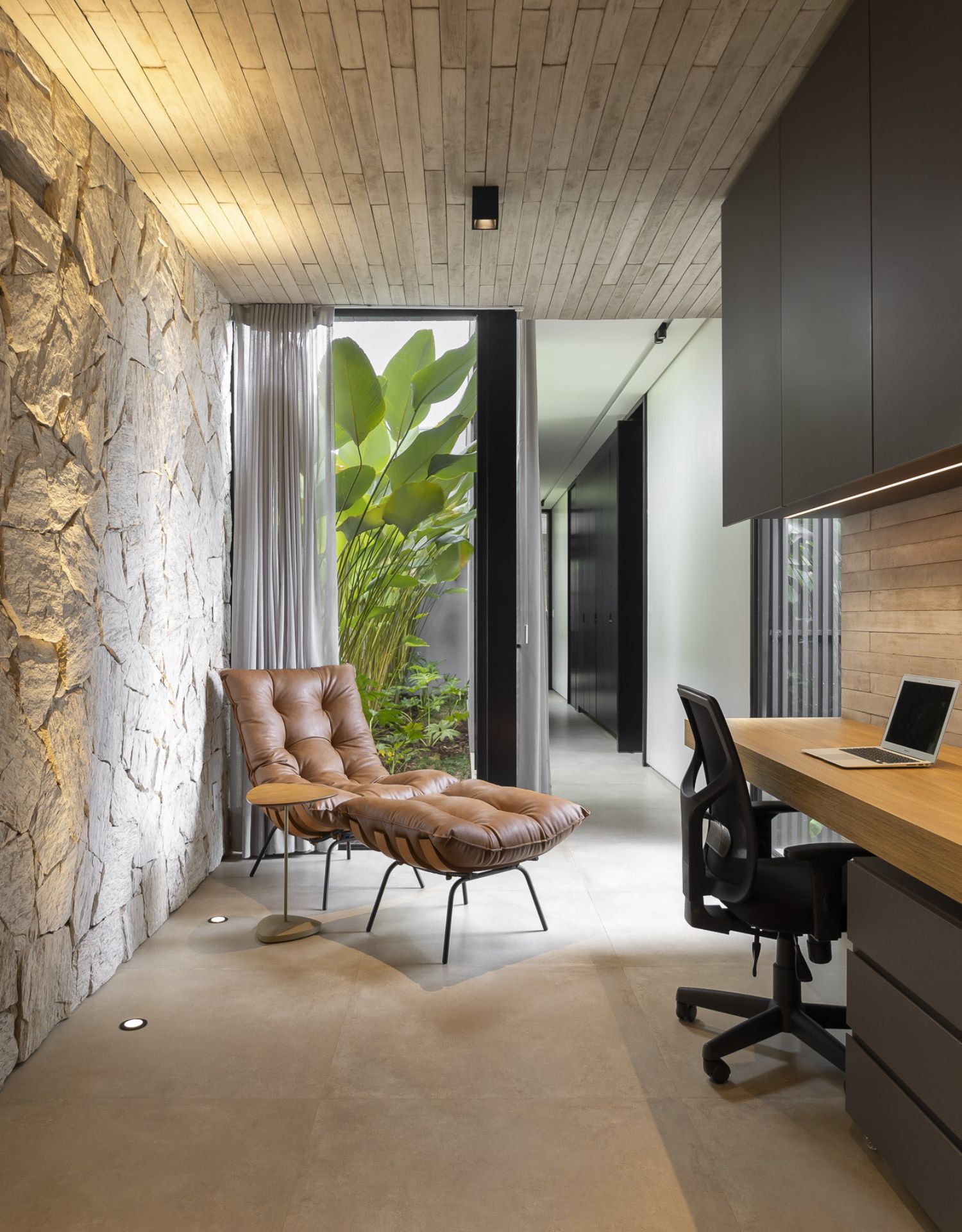 Poltrona chaise utilizada dentro do escritório em casa