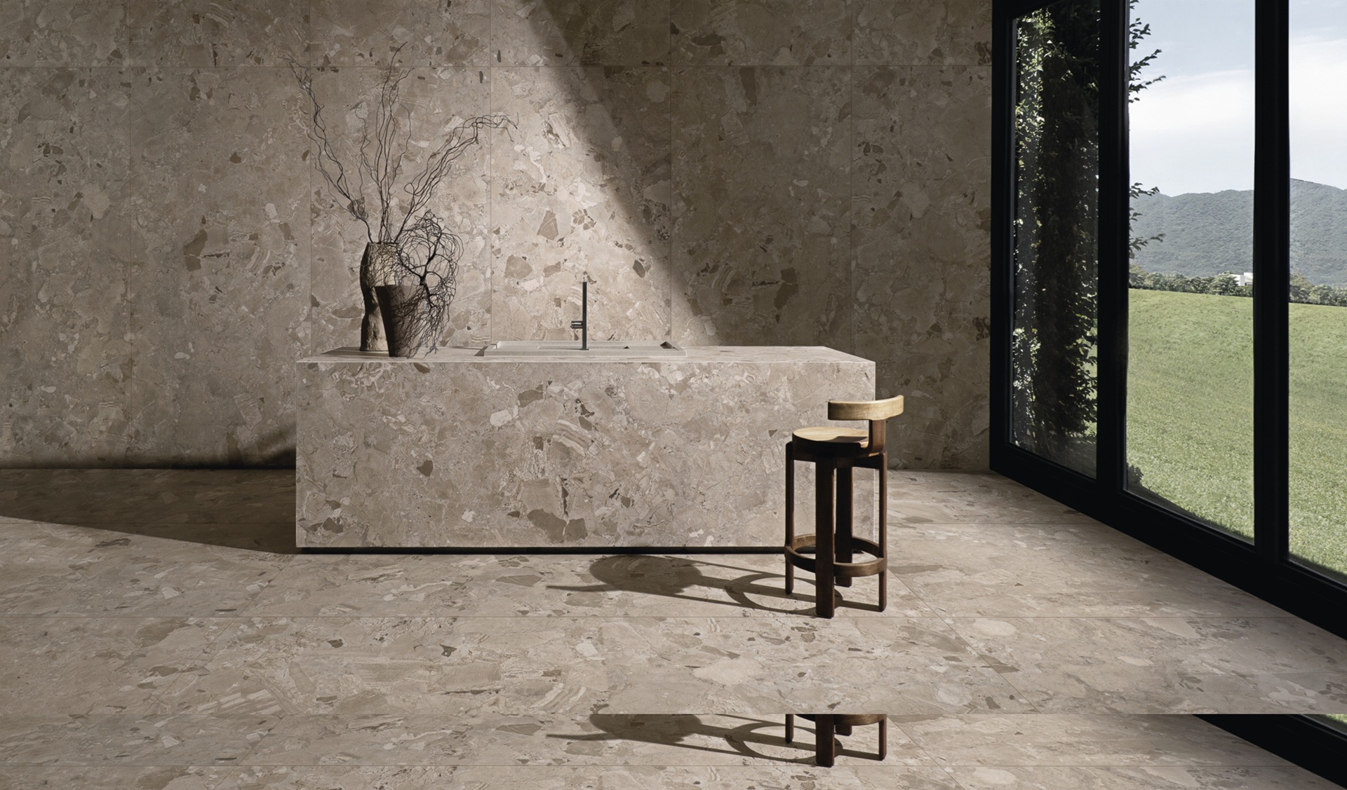 Ambiente todo revestido em Breccia Collection, inclusive bancada