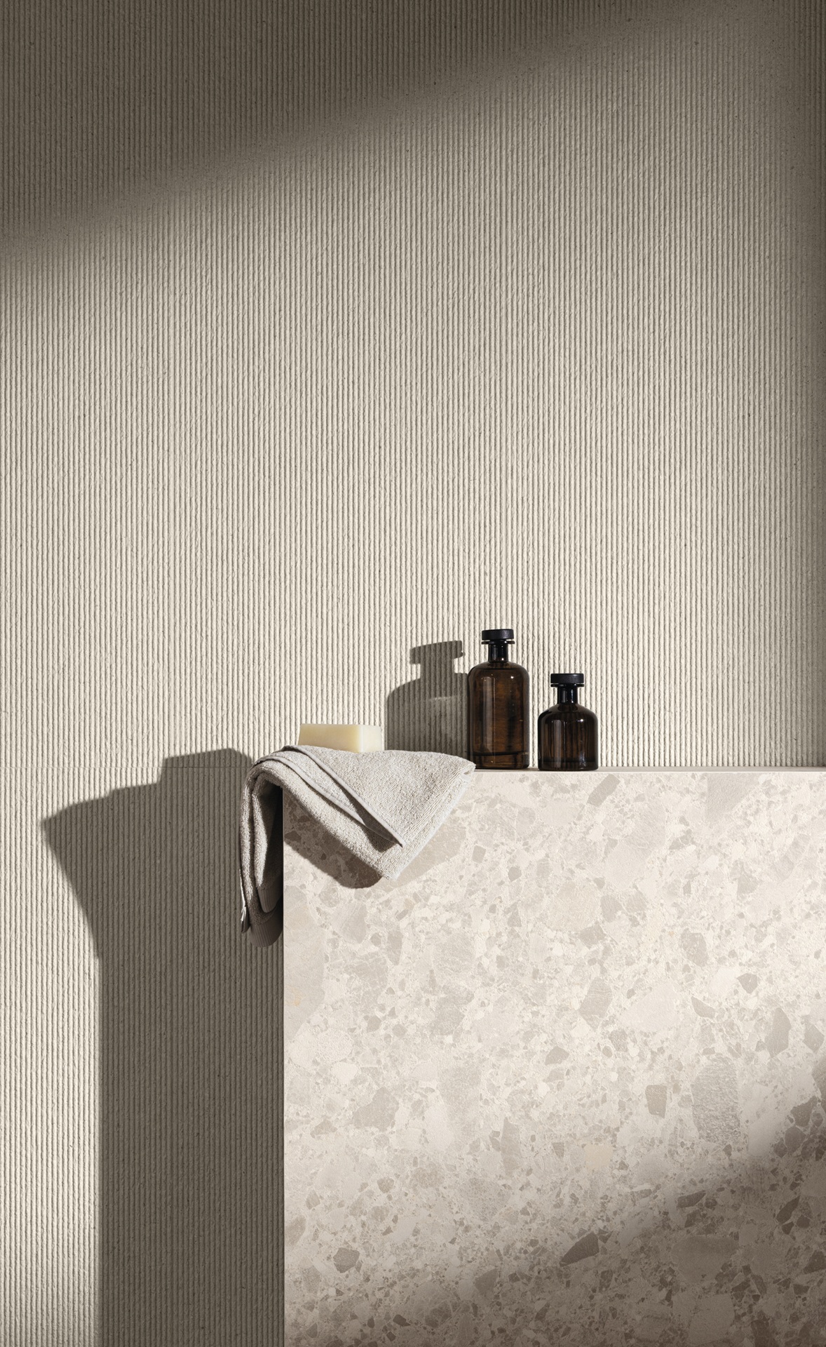 Banheiro com bancada revestida com porcelanato que reproduz pedra