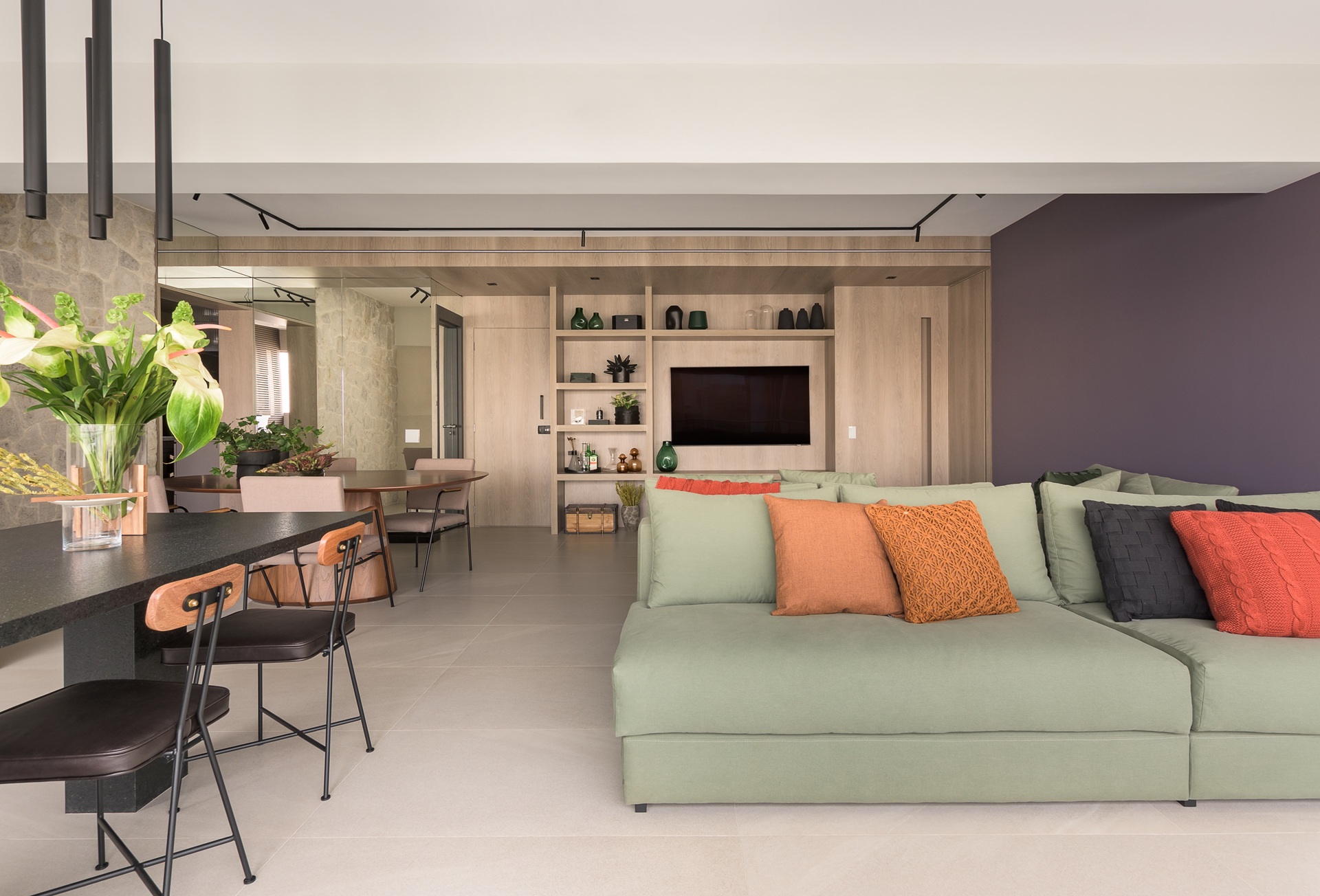 Sala de estar com piso Ms. Barcelona Cristal e sofá verde-claro