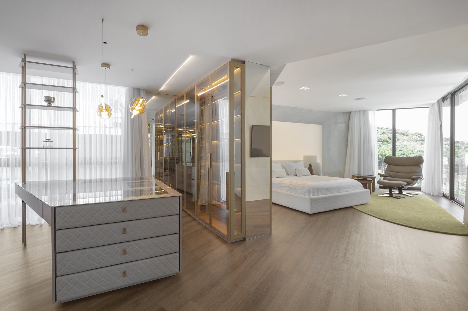 Closet integrado a quarto com tons claros e janela ampla