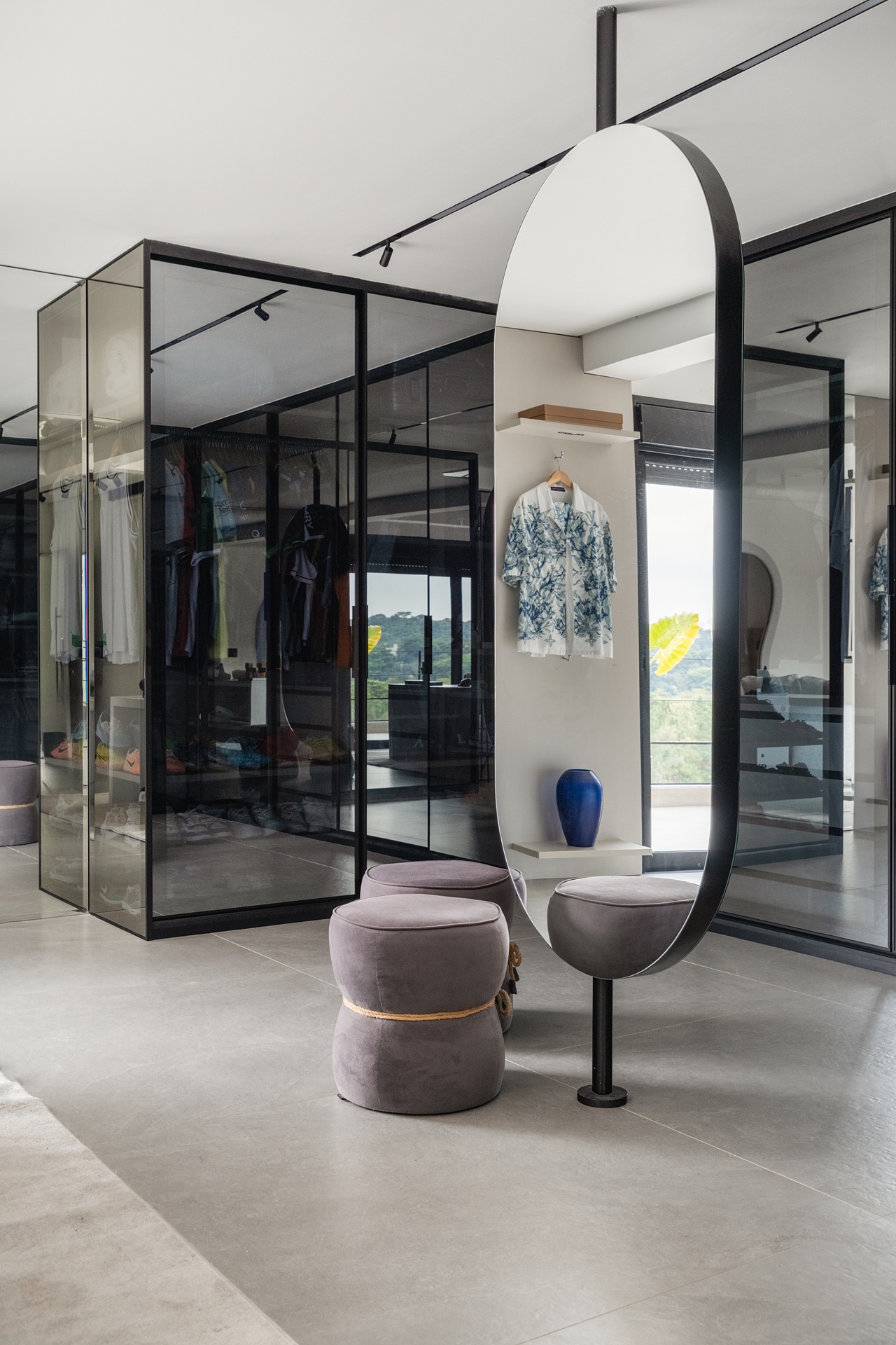 Quarto com closet em biombo translúcido