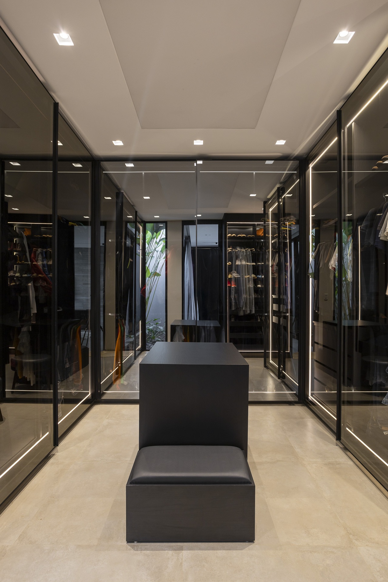 Closet com armários nas paredes laterais e espelho ao fundo