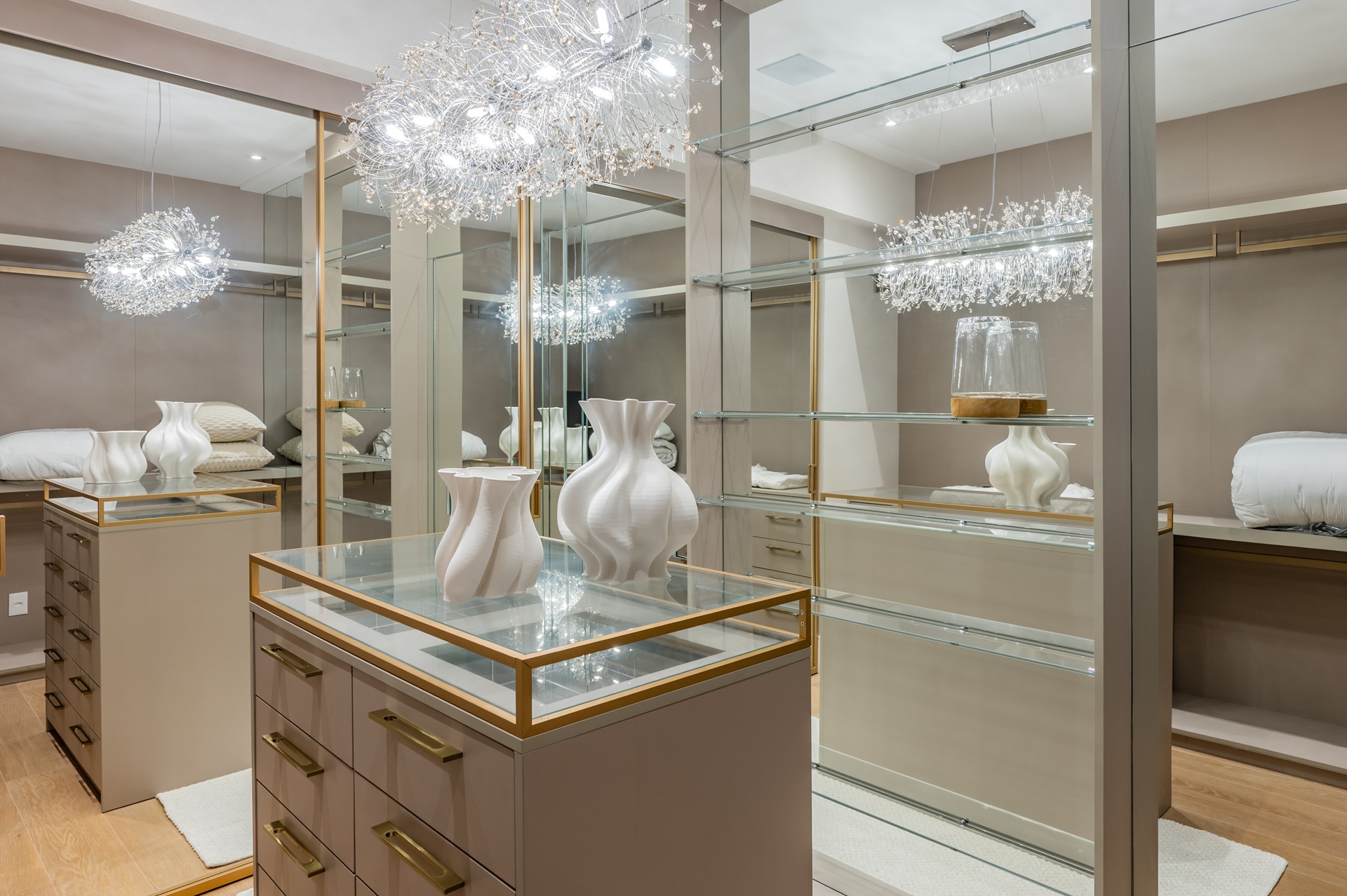 Closet em tons claros em dois ambientes