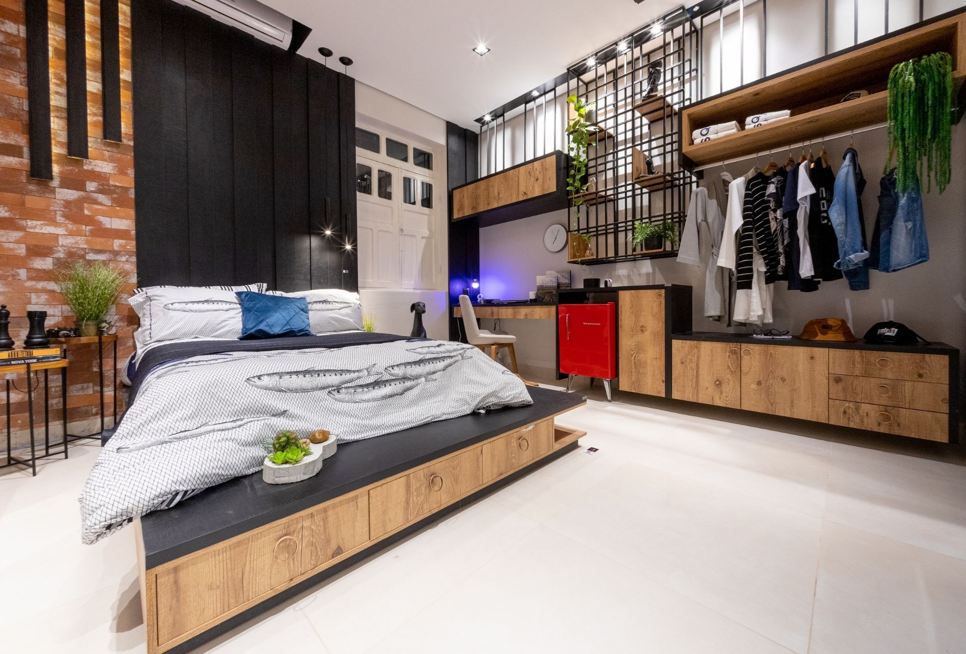 Quarto de adolescente com cama ampla. Móveis de madeira e aço no estilo industrial