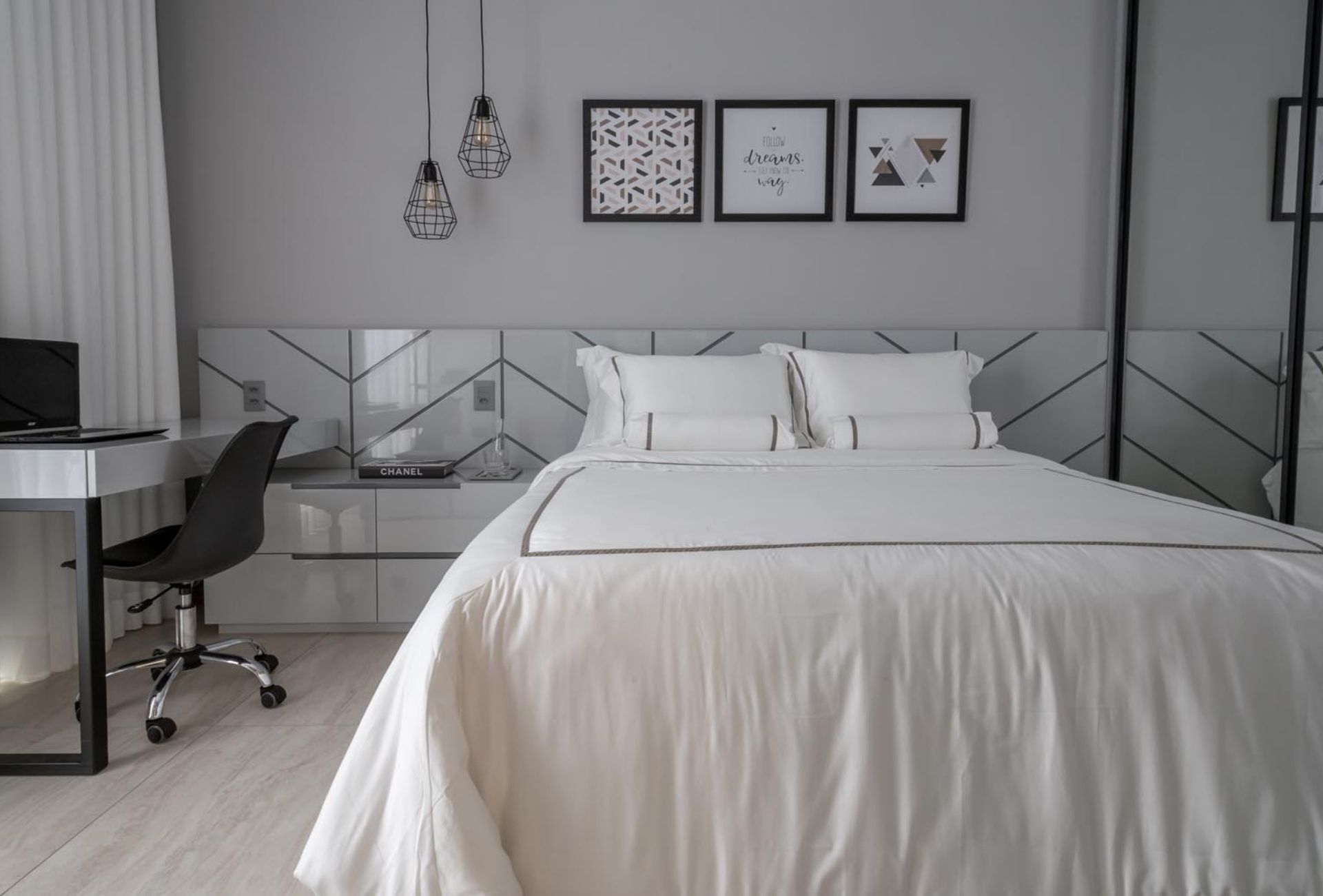 Quarto de adolescente preto, branco e cinza com cabeceira em estampa geométrica