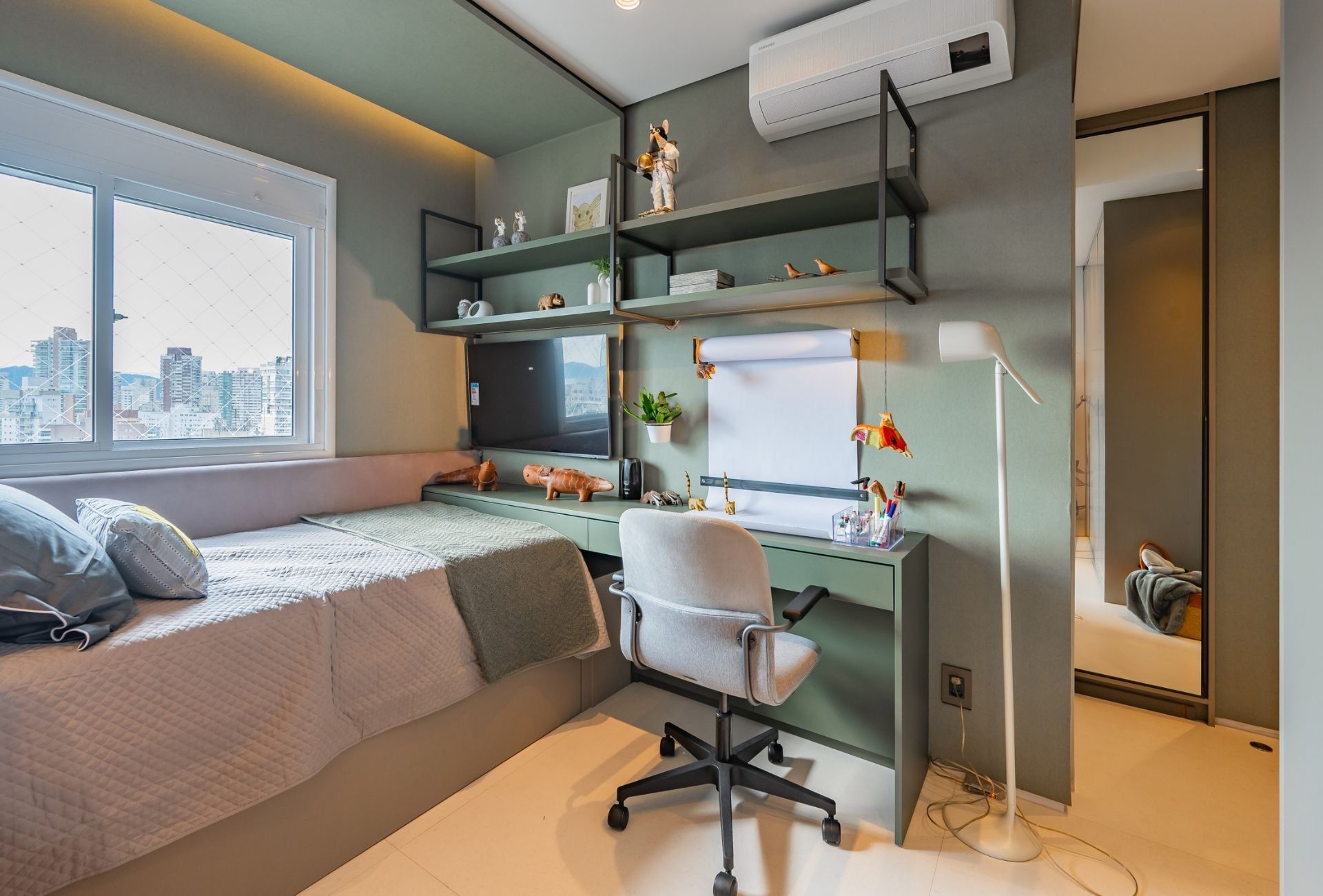Quarto de adolescente com cama de solteiro e estante integrada com escrivaninha