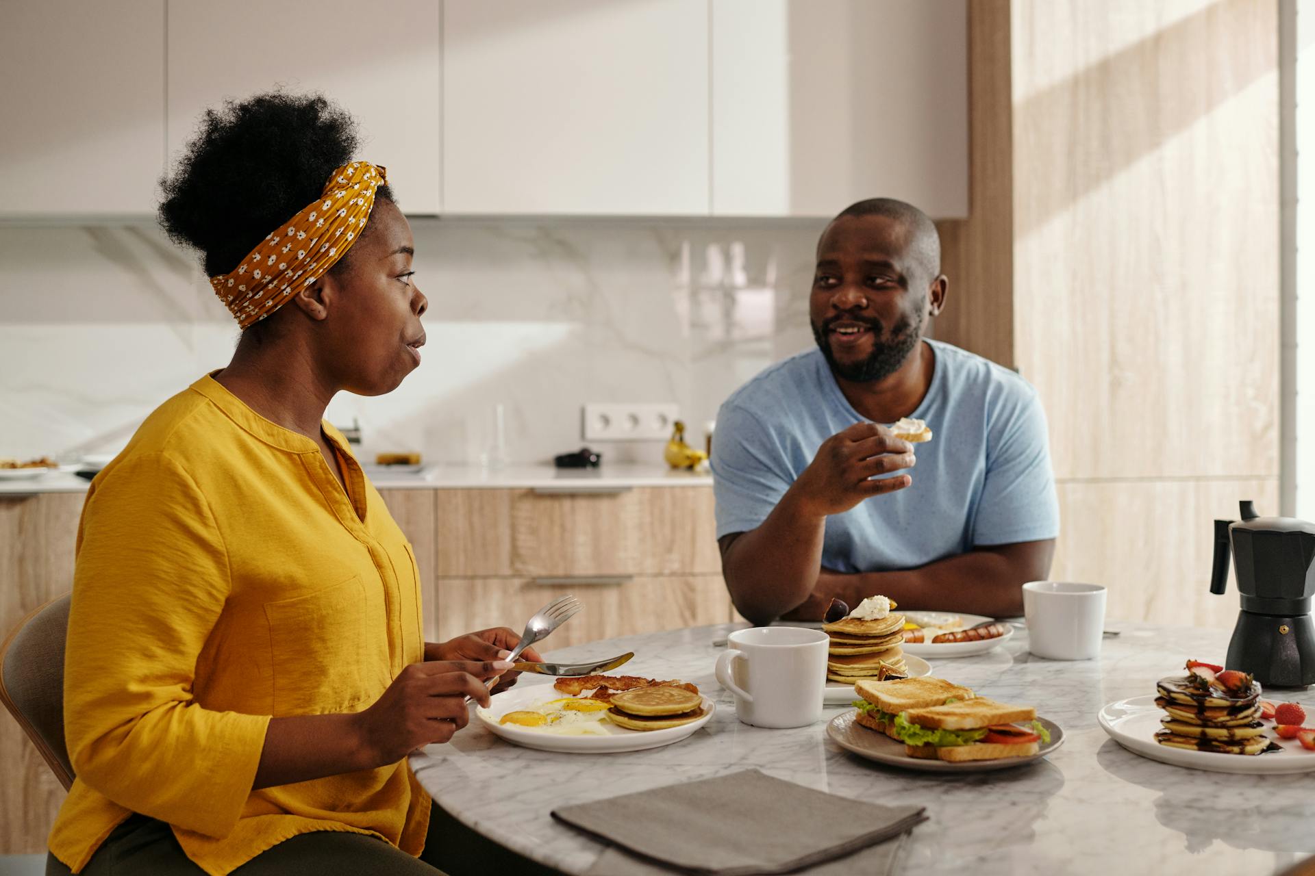 Casal desfruta o café da manhã em clima tranquilo, exemplo de como o slow living valoriza momentos simples e conscientes