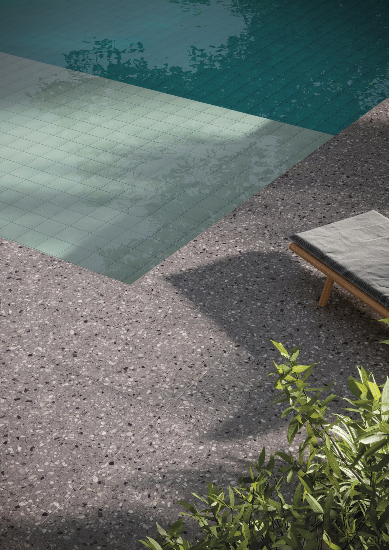 Área externa com piscina de alvenaria e piso Samba Rock cinza