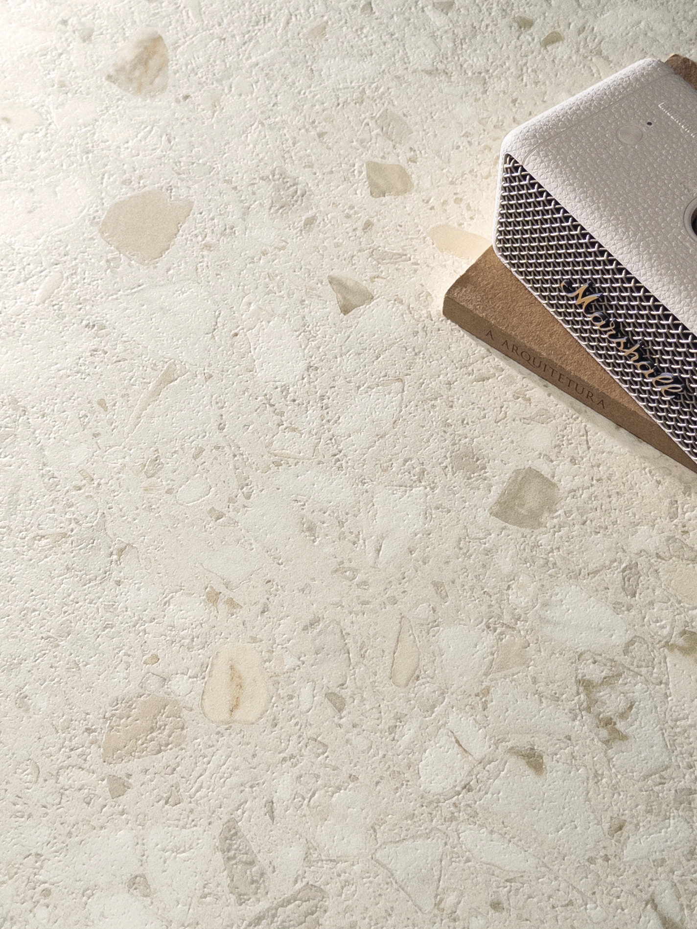 Piso em porcelanato que reproduz terrazzo veneziano com fundo claro