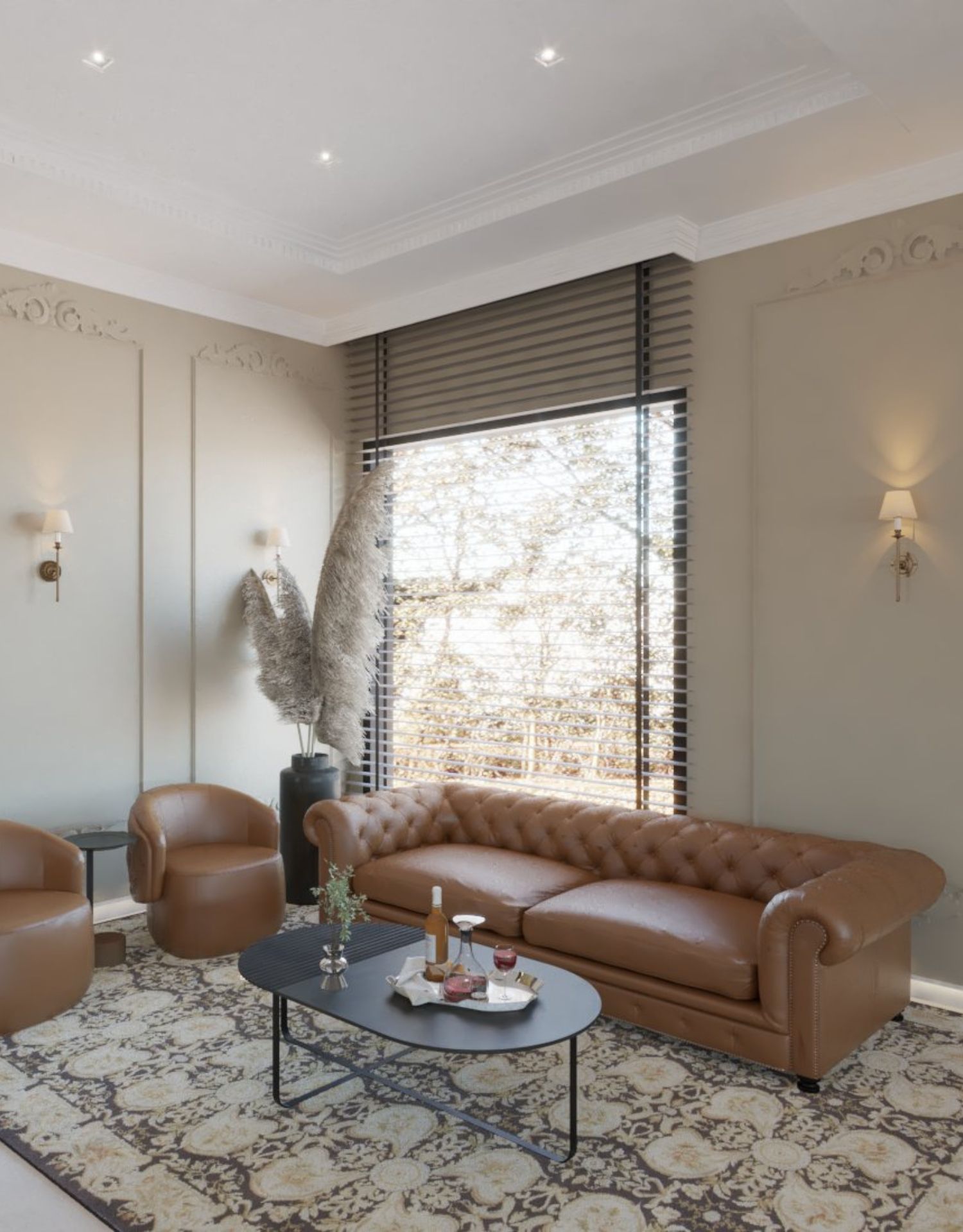 Living com sofá e poltronas em couro marrom