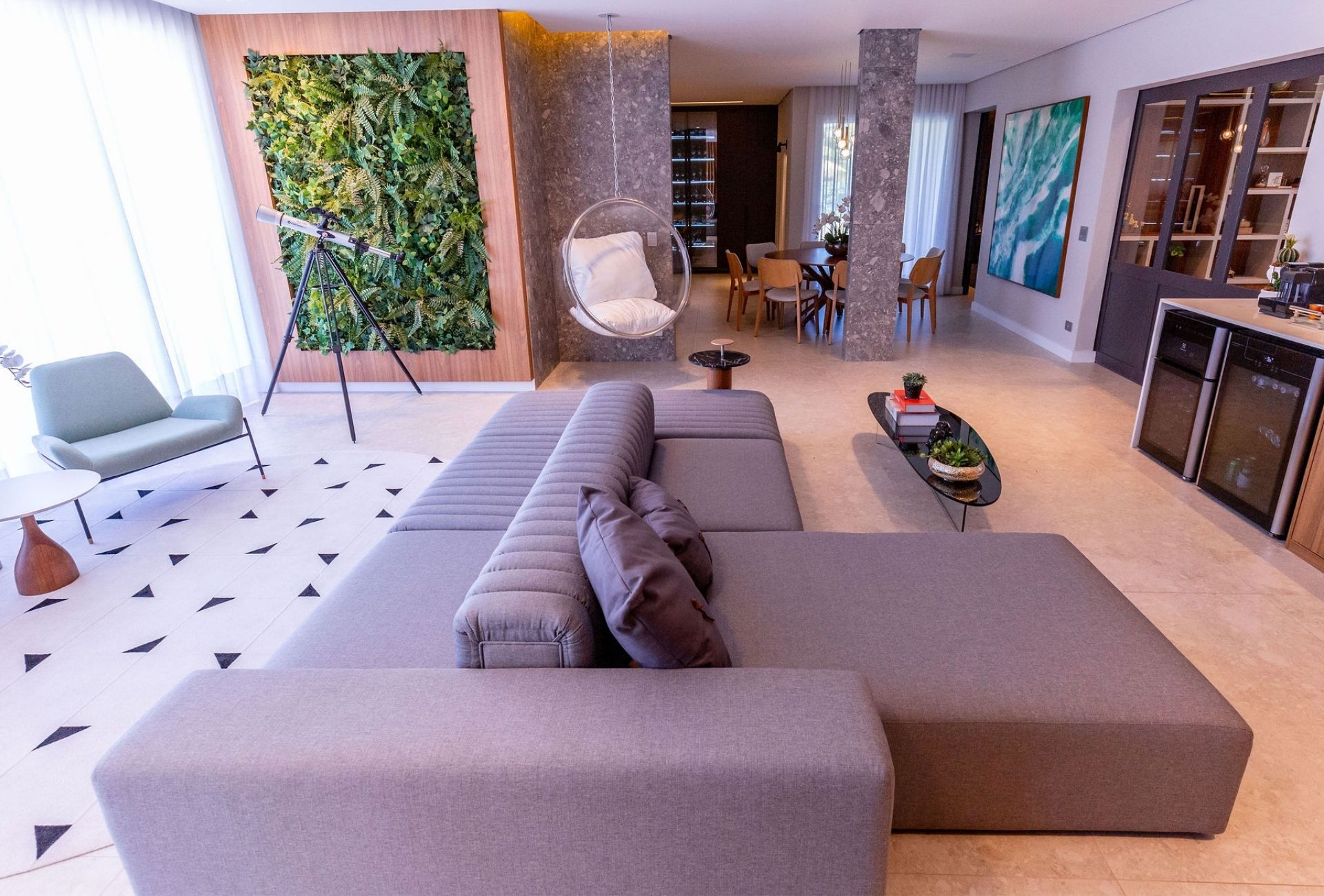 Sofá com espaço para esticar as pernas na sala da família