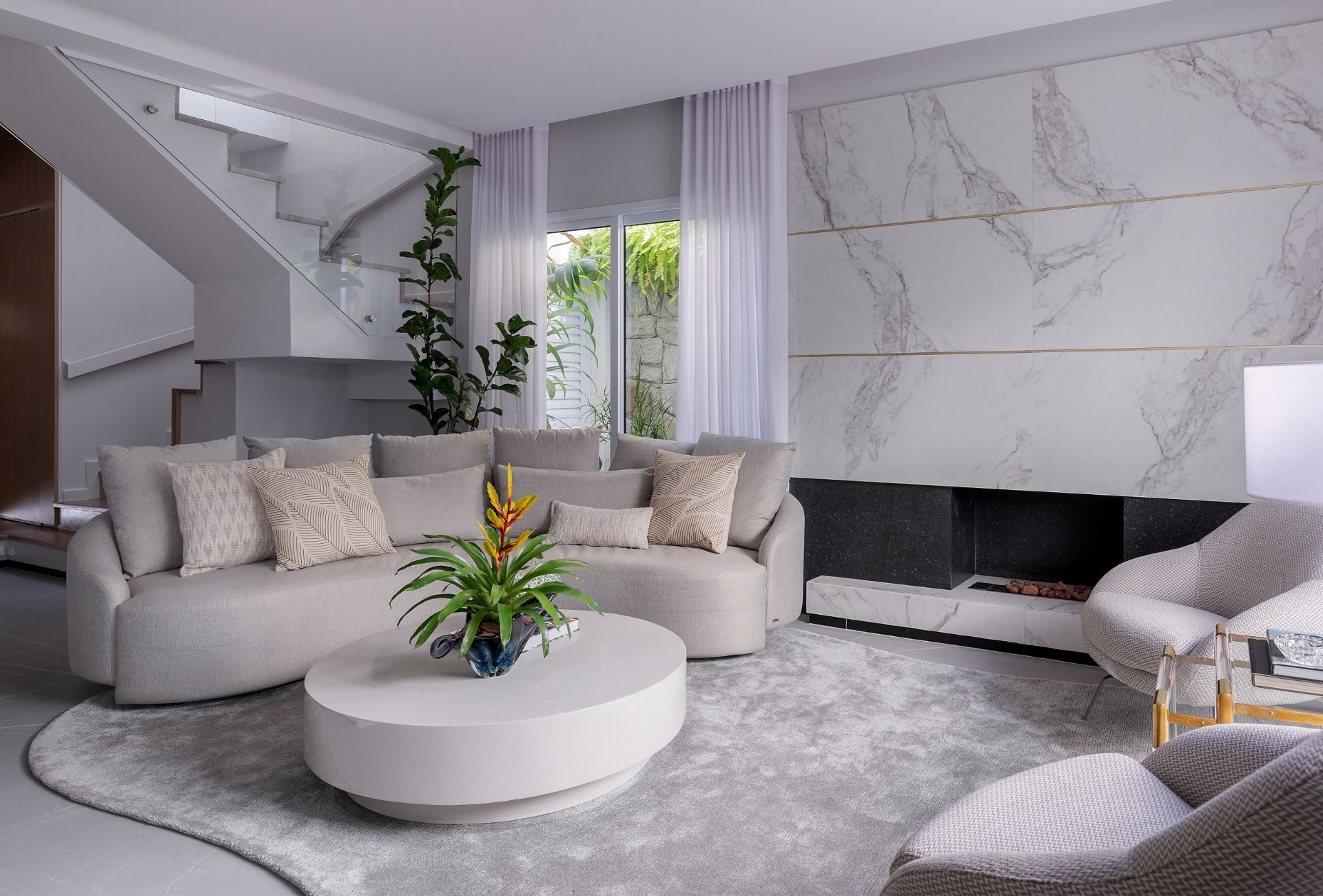 Sala de estar de uma residência com o sofá orgânico em destaque