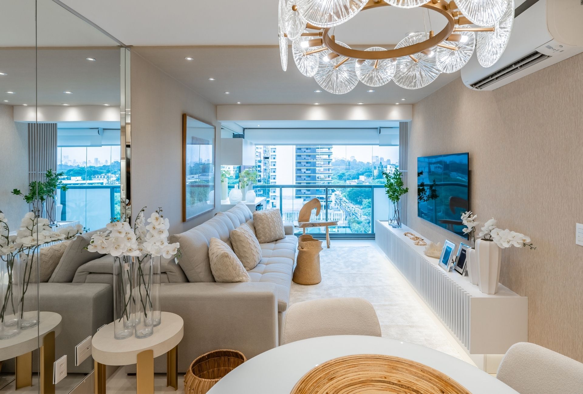 Flat com espaço para TV conta com um sofá reclinável