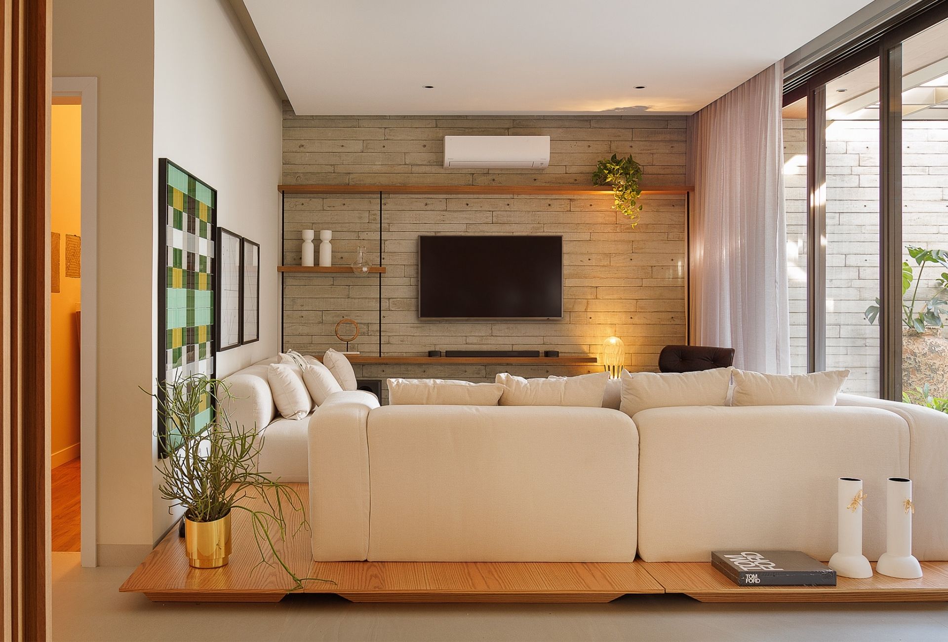 Sala de TV com um sofá confortável