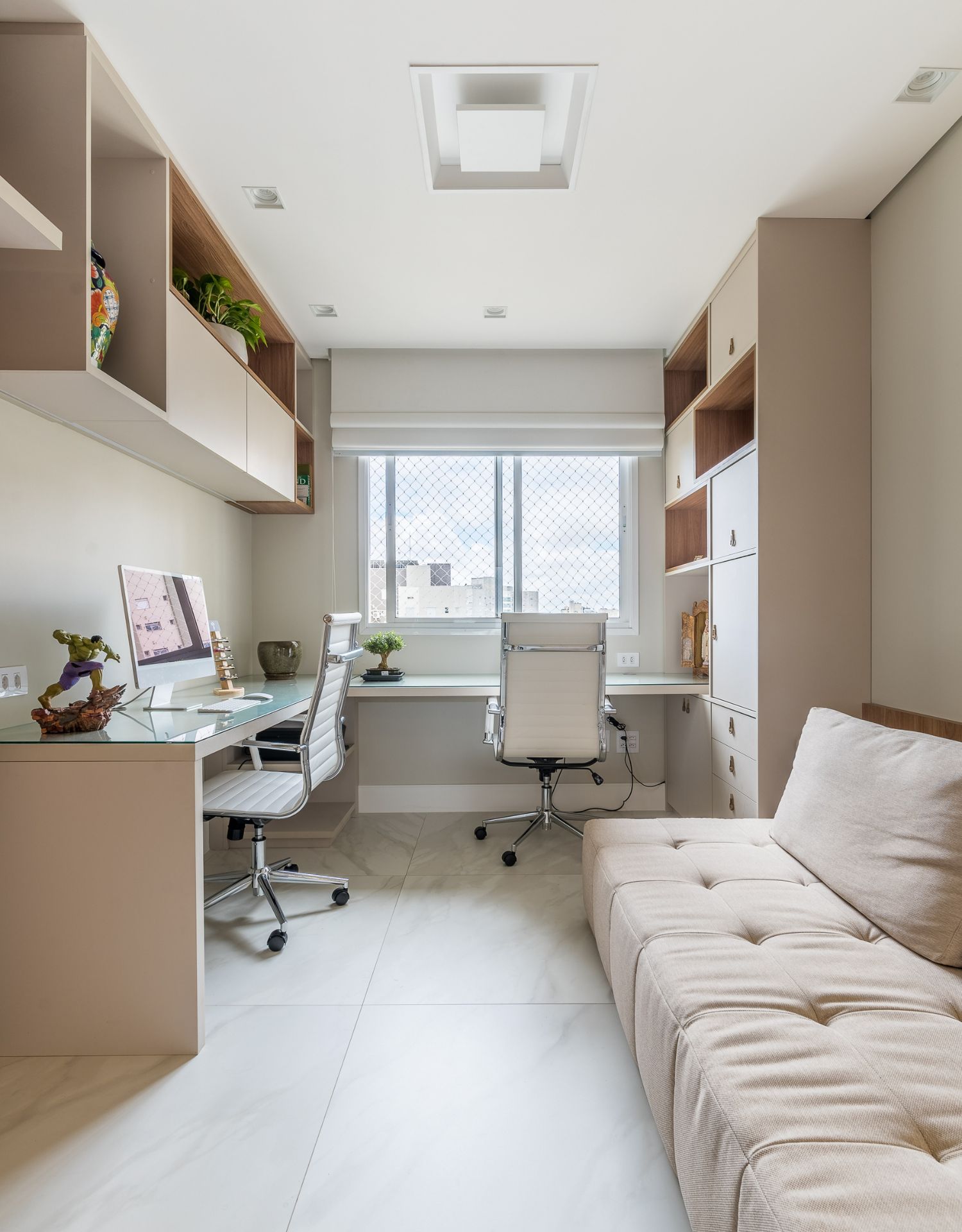Home office com sofá-cama para visitas