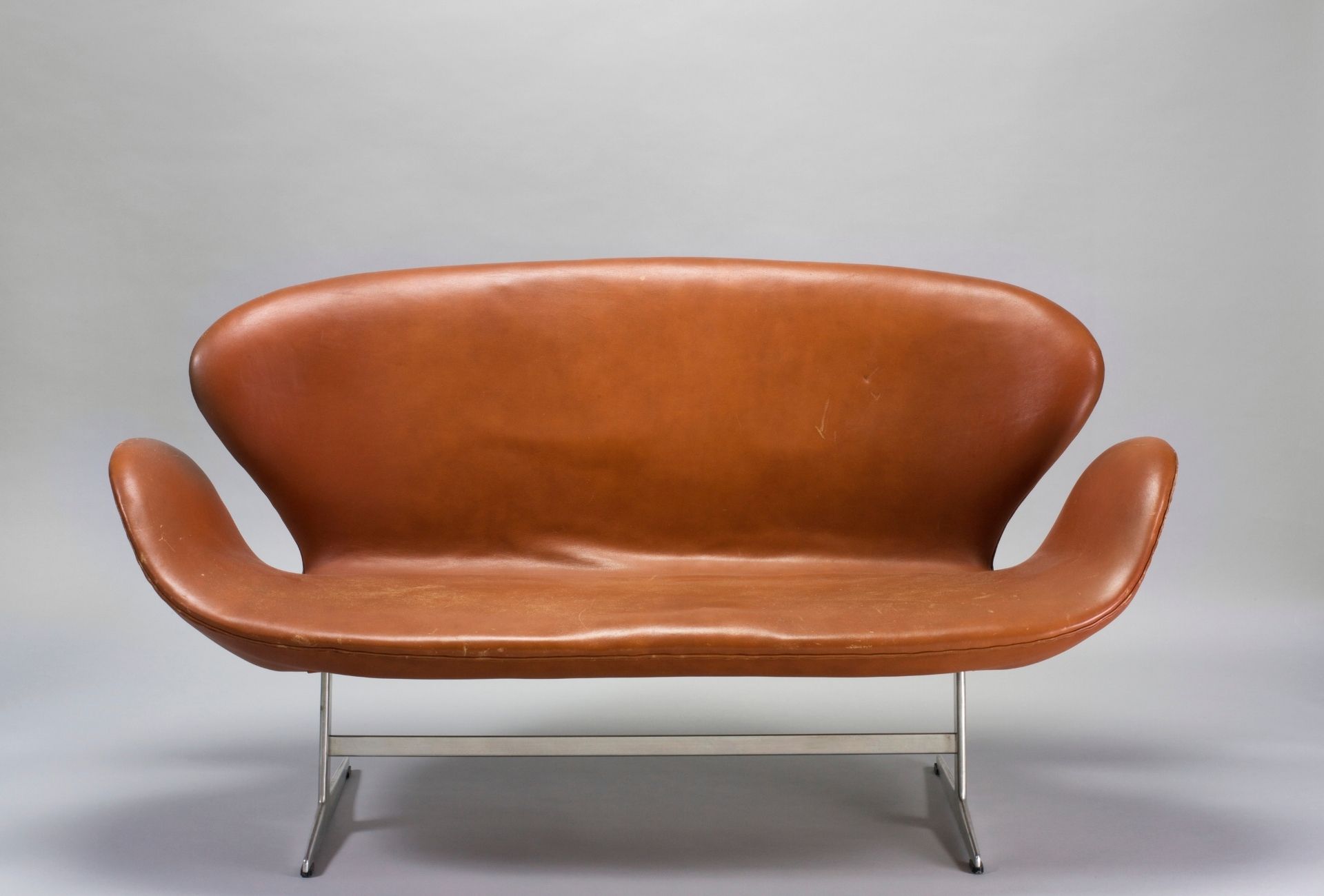 Sofá de couro com design arredondado