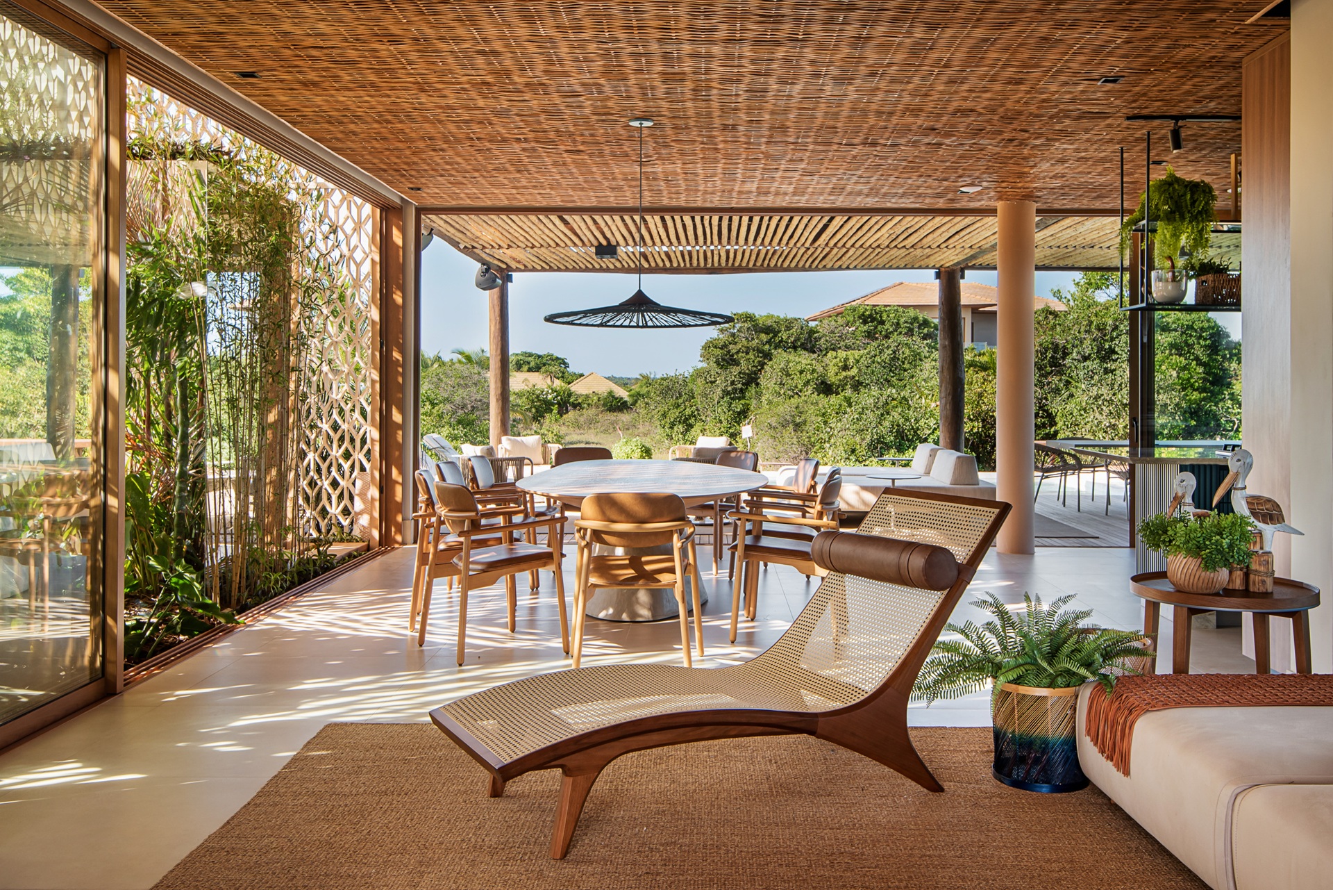 Área gourmet integrada ao espaço externo de casa com piscina
