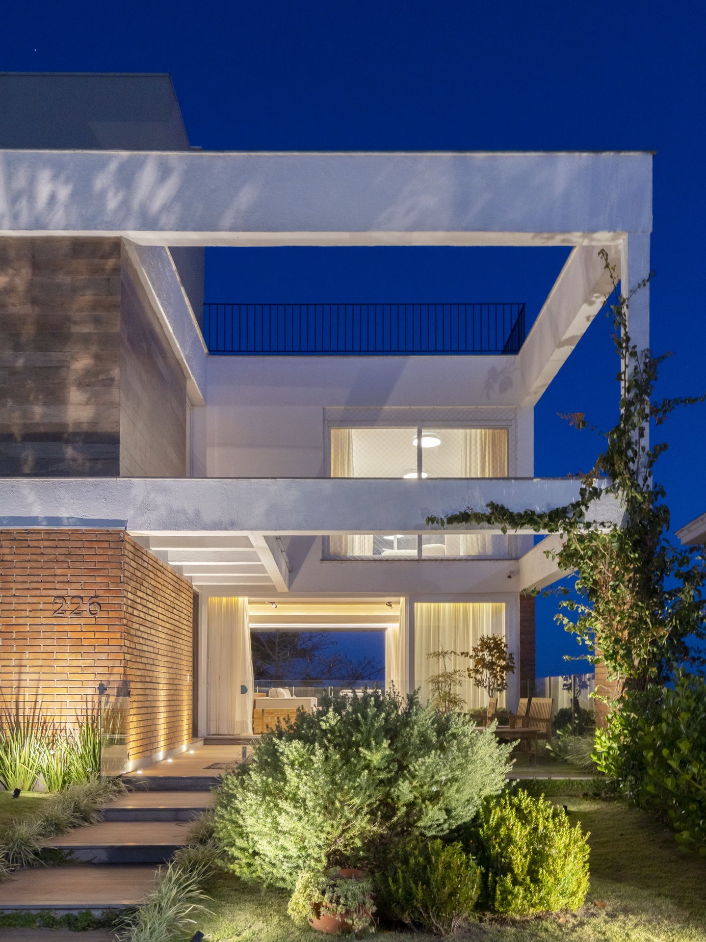 Fachada de casa contemporânea com abertura zenital