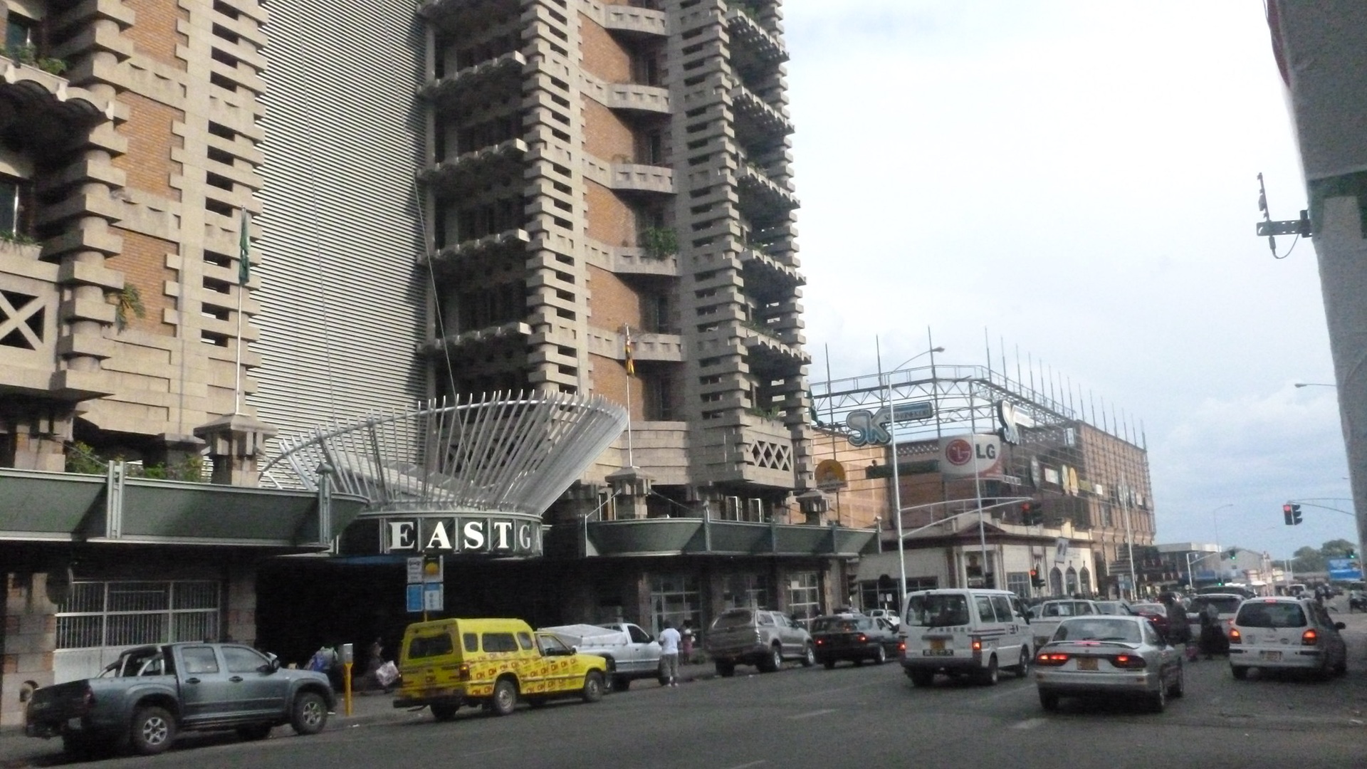 arquitetura africana Vista parcial do Eastgate Centre em Harare, Zimbábue, edifício comercial e de escritórios projetado pelo arquiteto Mick Pearce
