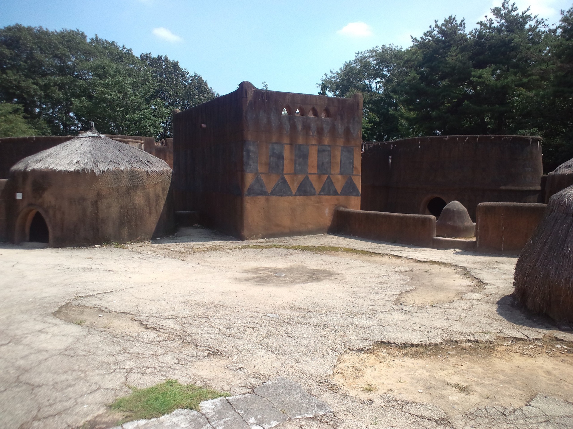 arquitetura africana Vila de Tiebele, no oeste da África, com construções tradicionais do povo Kassena. As casas de barro e palha apresentam formas circulares e retangulares decoradas com padrões geométricos pintados à mão, demonstrando o uso de materiais como madeira, lama, palha, tijolos de barro e pedras característico da arquitetura africana