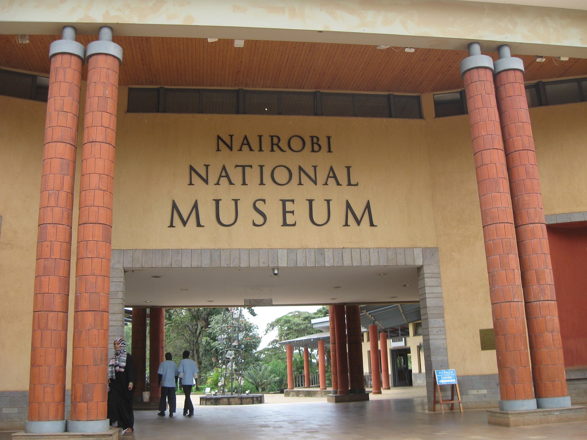 arquitetura africana Entrada principal do Museu Nacional de Nairóbi, no Quênia