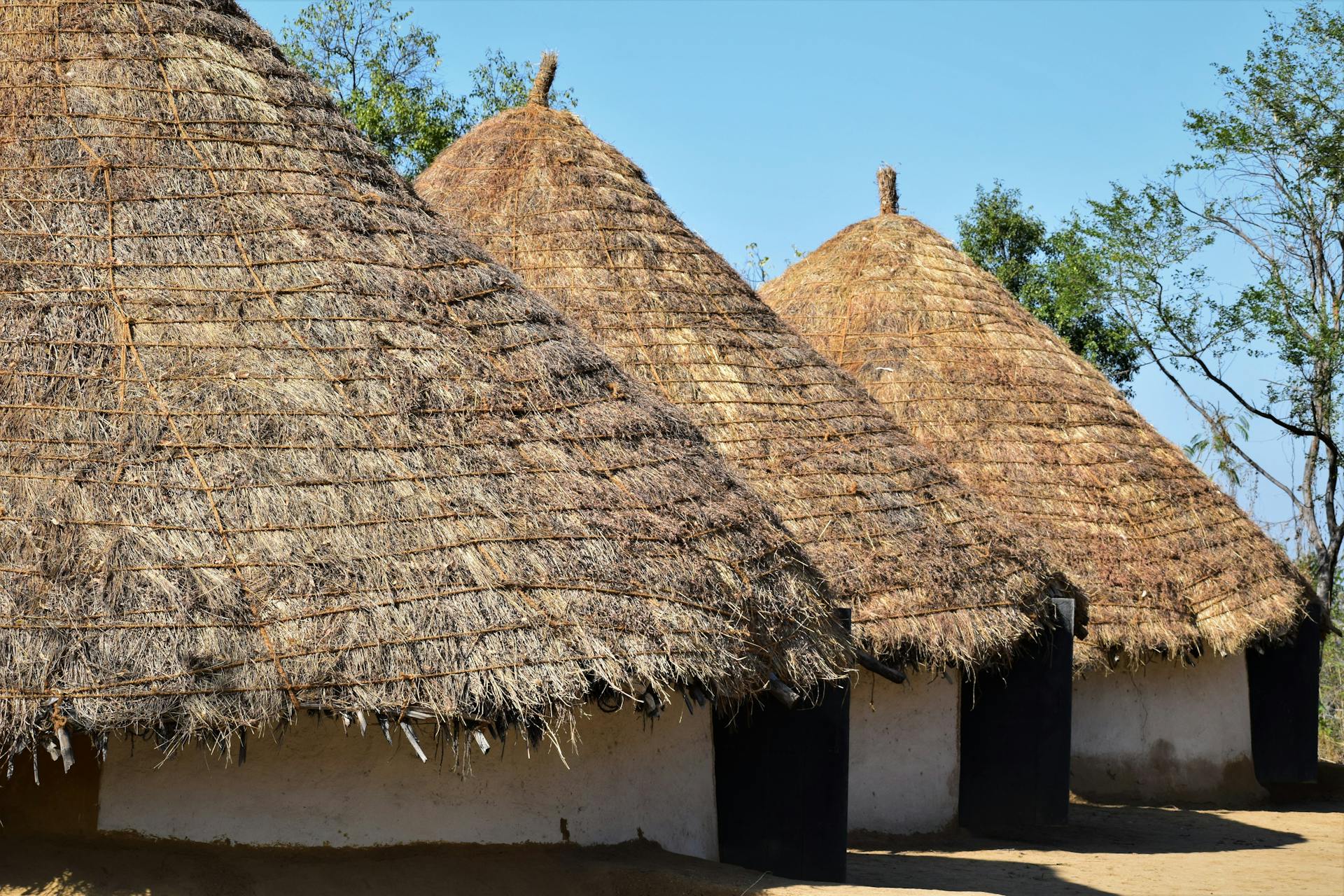 arquitetura africana Casas tradicionais com cobertura de palha e paredes de barro, exemplo de arquitetura vernacular africana