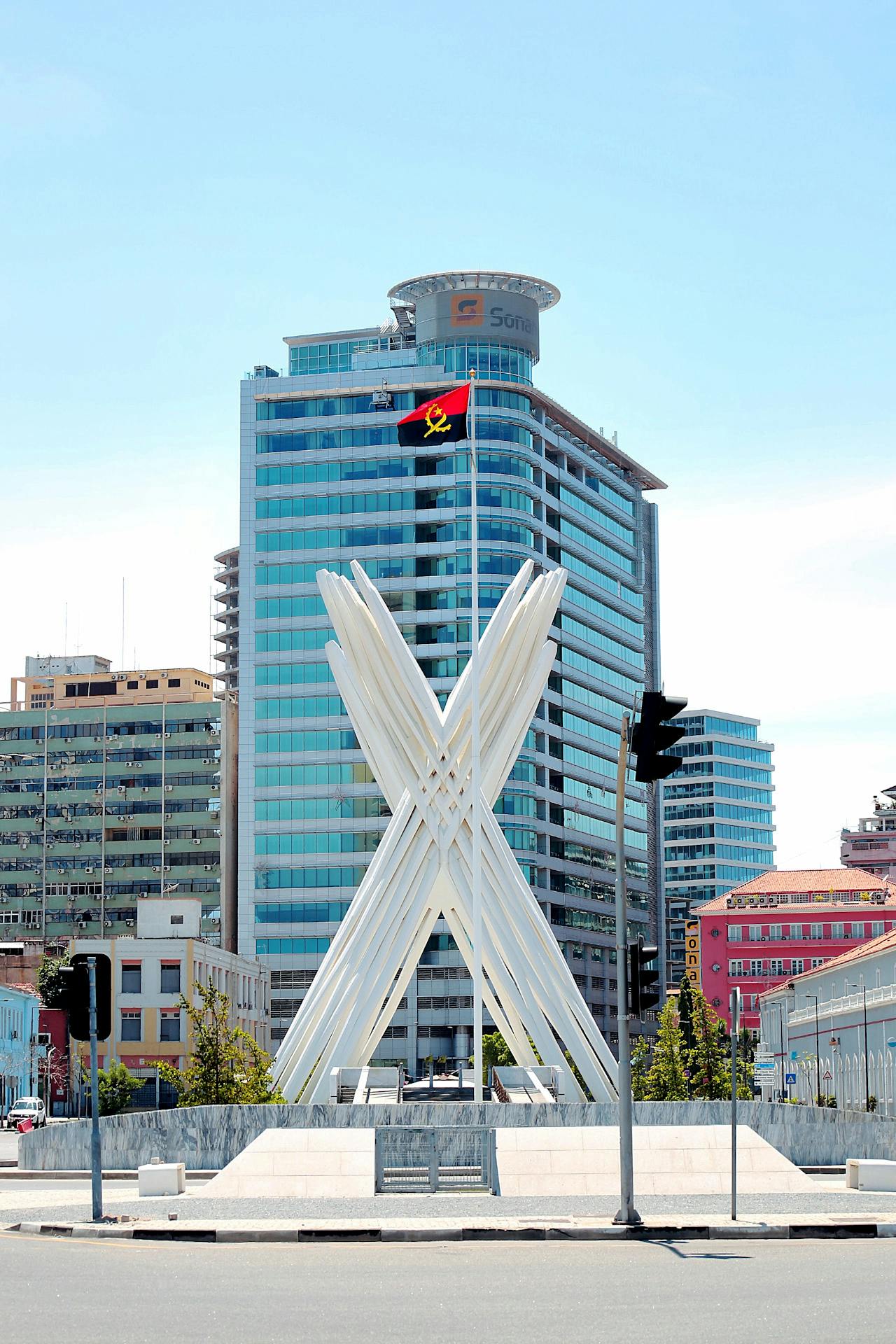 arquitetura africana Vista do centro de Luanda, capital de Angola, com o monumento 4 de Fevereiro em primeiro plano e prédios modernos ao fundo