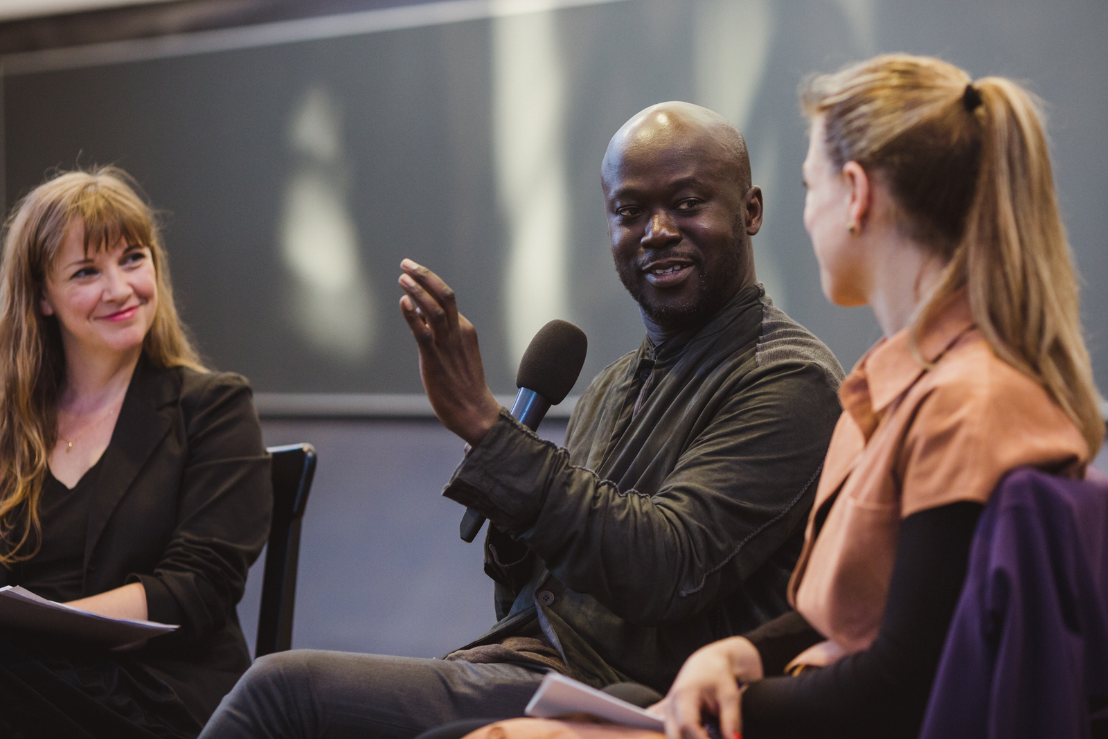 arquitetura africana O arquiteto David Adjaye durante uma conversa pública sobre arquitetura contemporânea