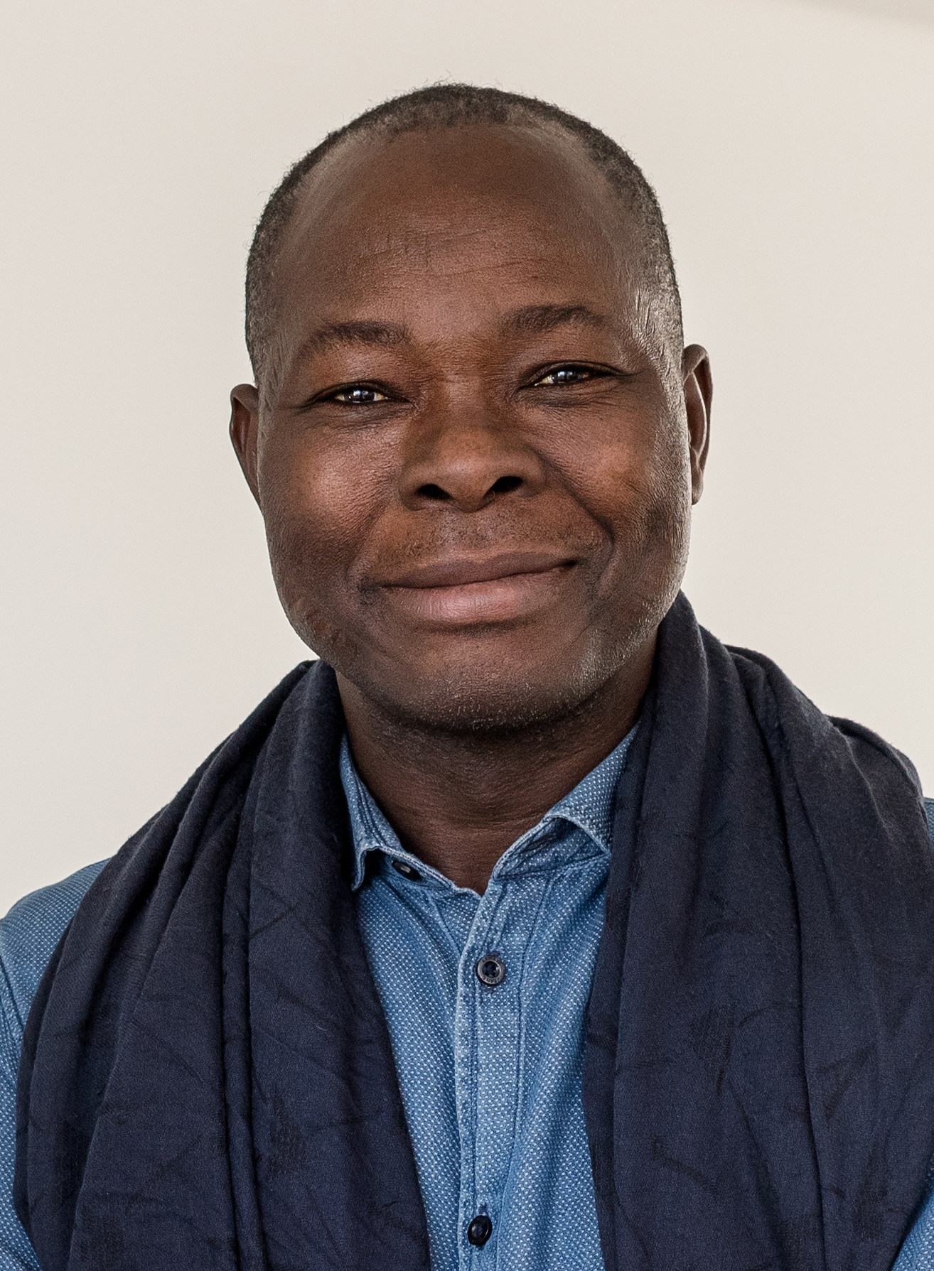 arquitetura africana Retrato de Francis Kéré, arquiteto de Burkina Faso reconhecido por seu trabalho em arquitetura sustentável e comunitária