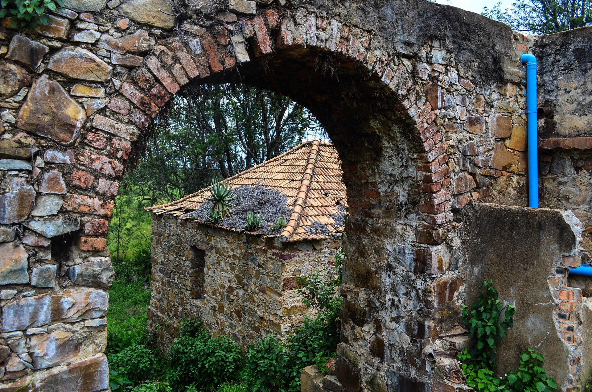 arquitetura africana Ruínas históricas no Congo, com paredes de pedra e arco em alvenaria parcialmente preservado
