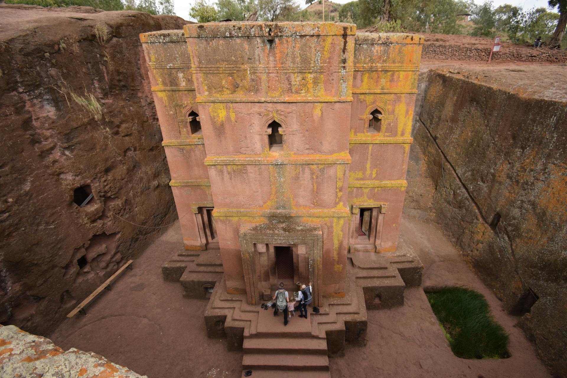 arquitetura africana Vista da Igreja de São Jorge (Bete Giyorgis), em Lalibela, Etiópia.