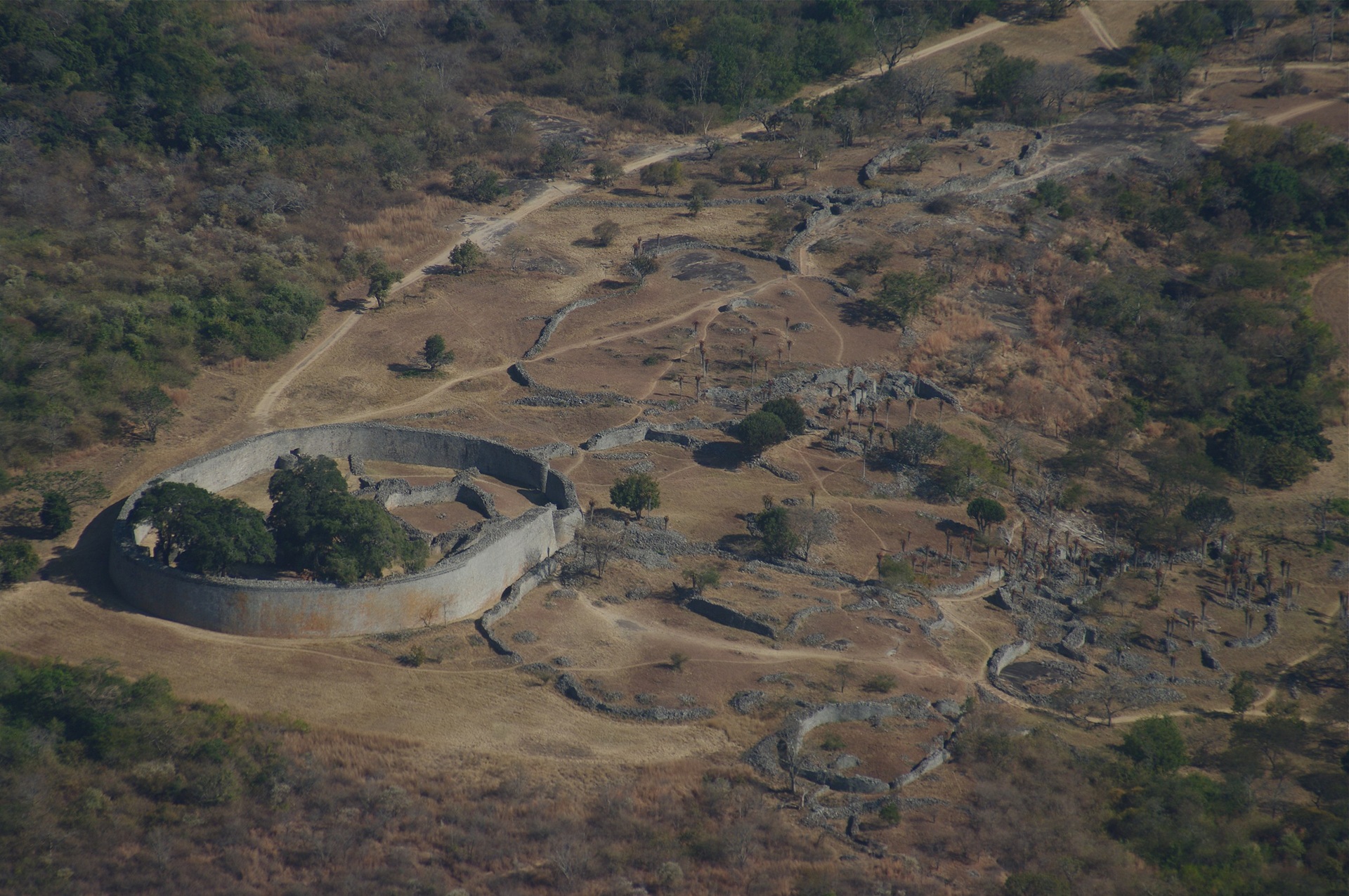 arquitetura africana Vista aérea do Grande Zimbabwe, no atual Zimbábue