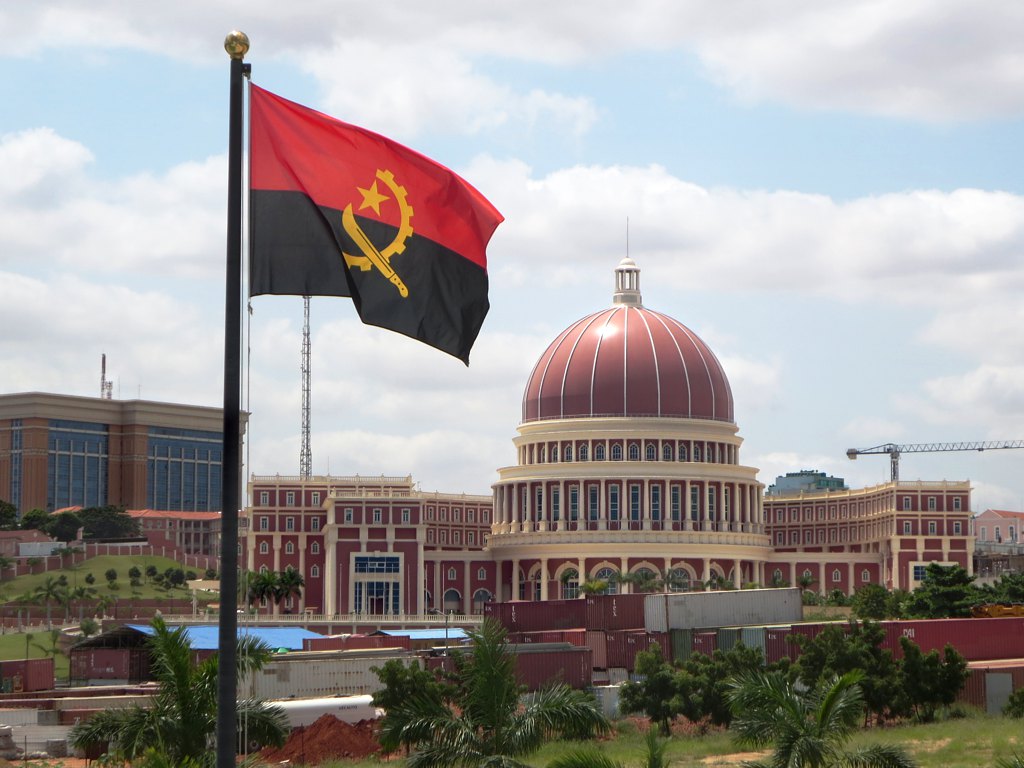 arquitetura africana Vista frontal do Congresso Nacional de Angola