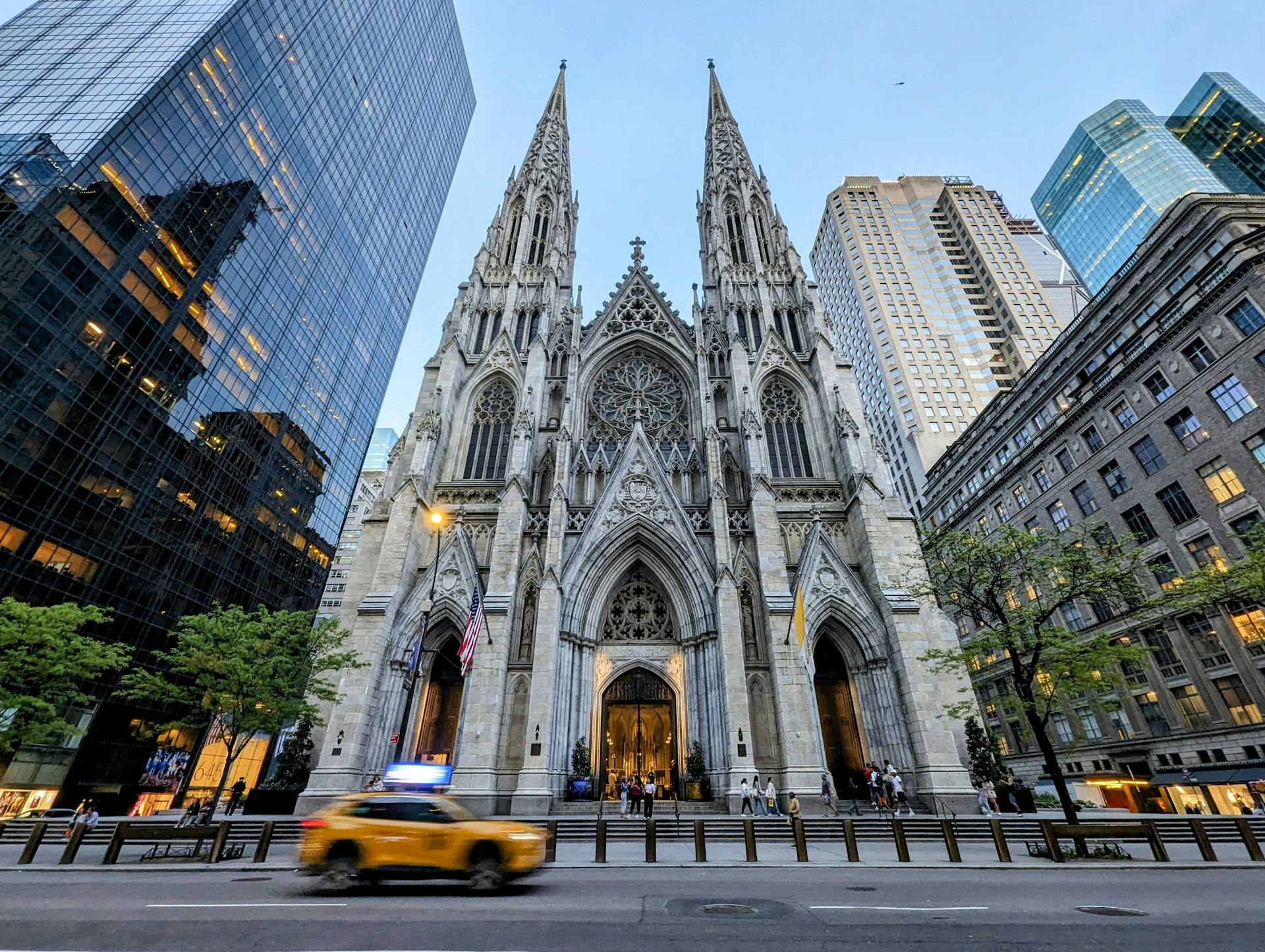 Vista da Catedral de St. Patrick, localizada na 5ª Avenida, em Nova York