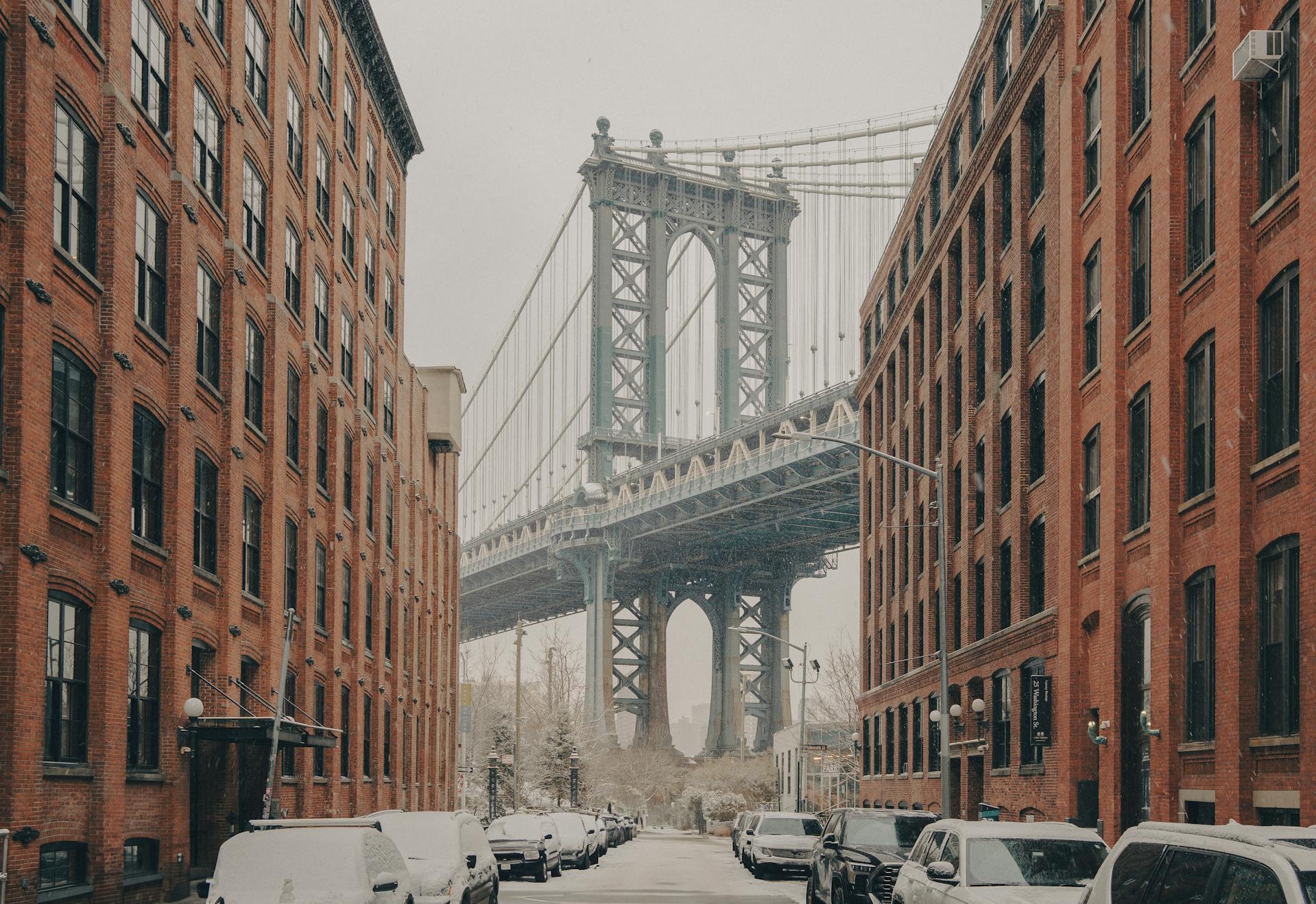 Vista da Ponte do Brooklyn a partir do bairro de Dumbo, no Brooklyn, em Nova York