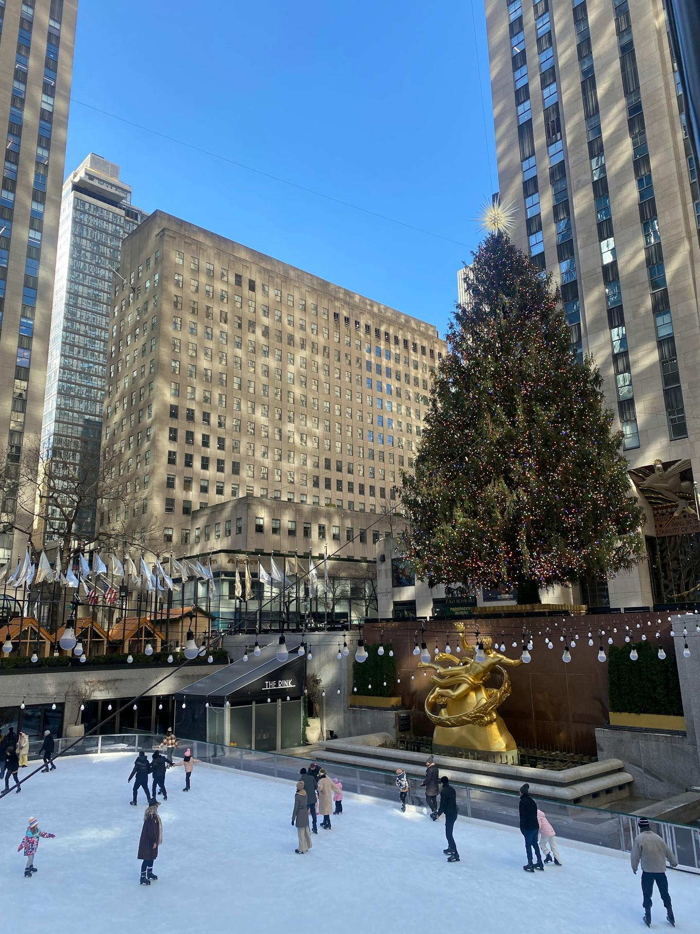 nova york Vista do Rockefeller Center, em Manhattan, Nova York. A imagem mostra a escultura dourada de Prometeu, a pista de patinação no gelo e a árvore de Natal iluminada