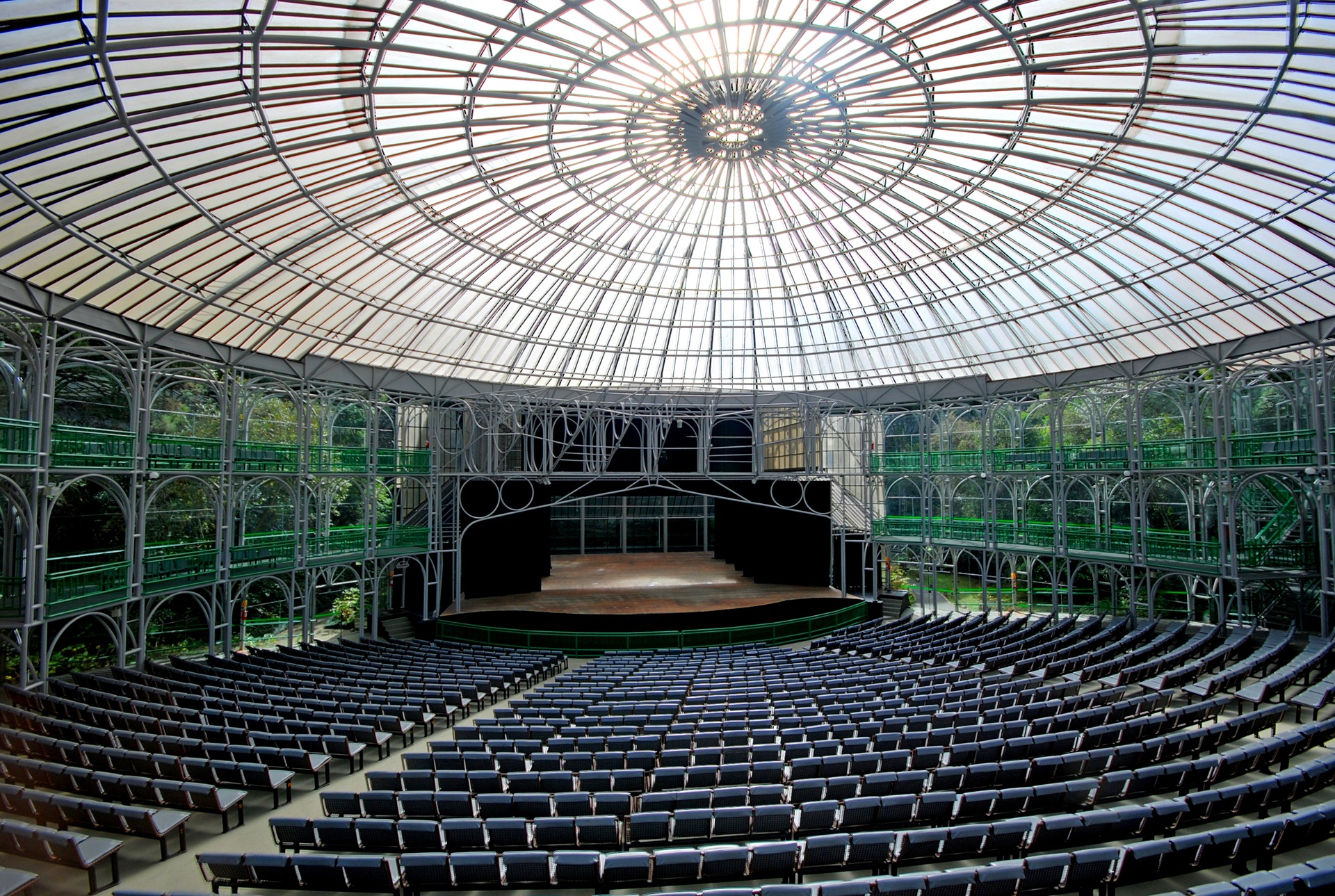 casa de ópera A Ópera de Arame, em Curitiba, encanta com sua leveza, integrando arte, natureza e arquitetura.