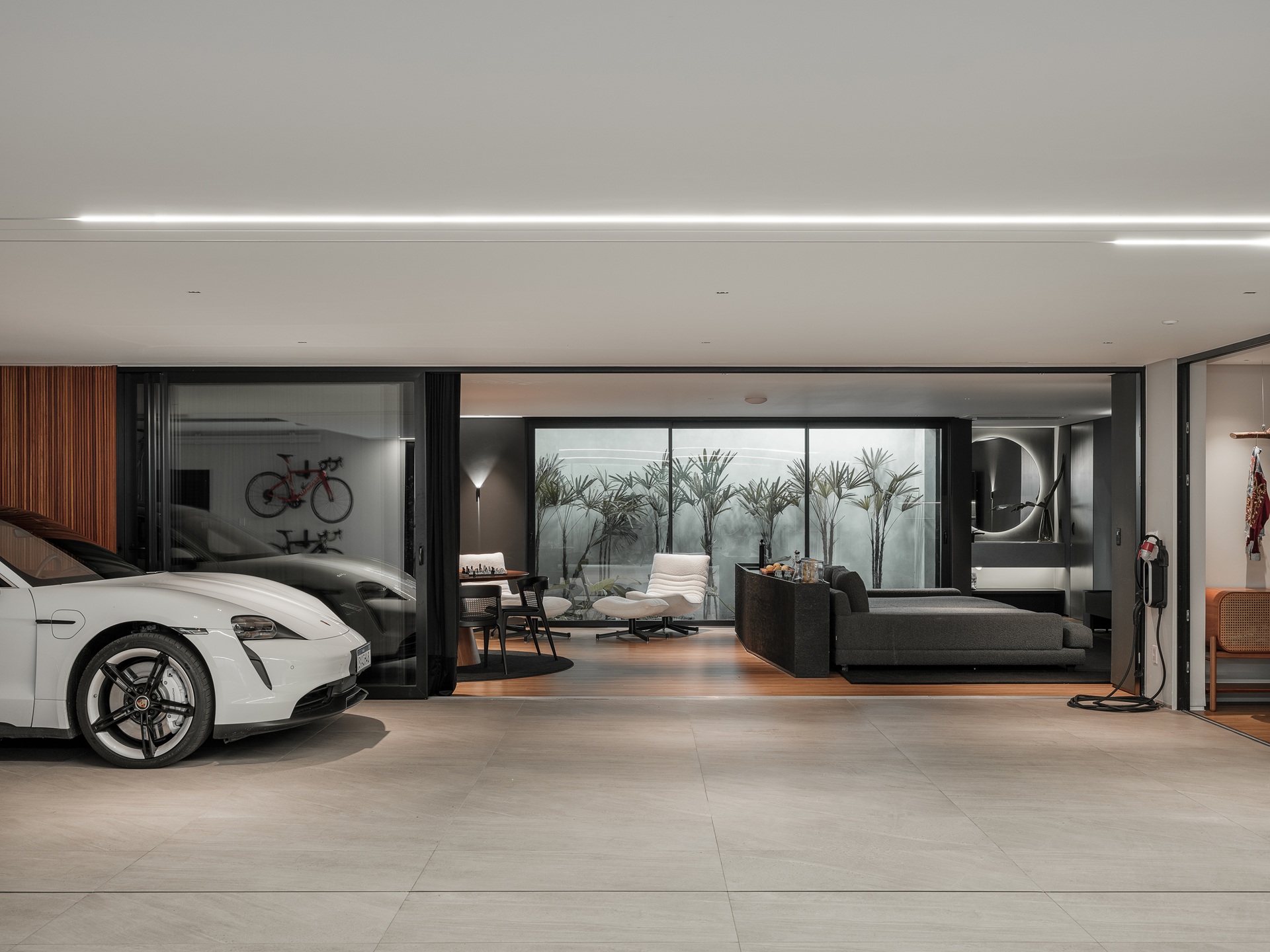Garagem integrada a home cinema com jardim de inverno